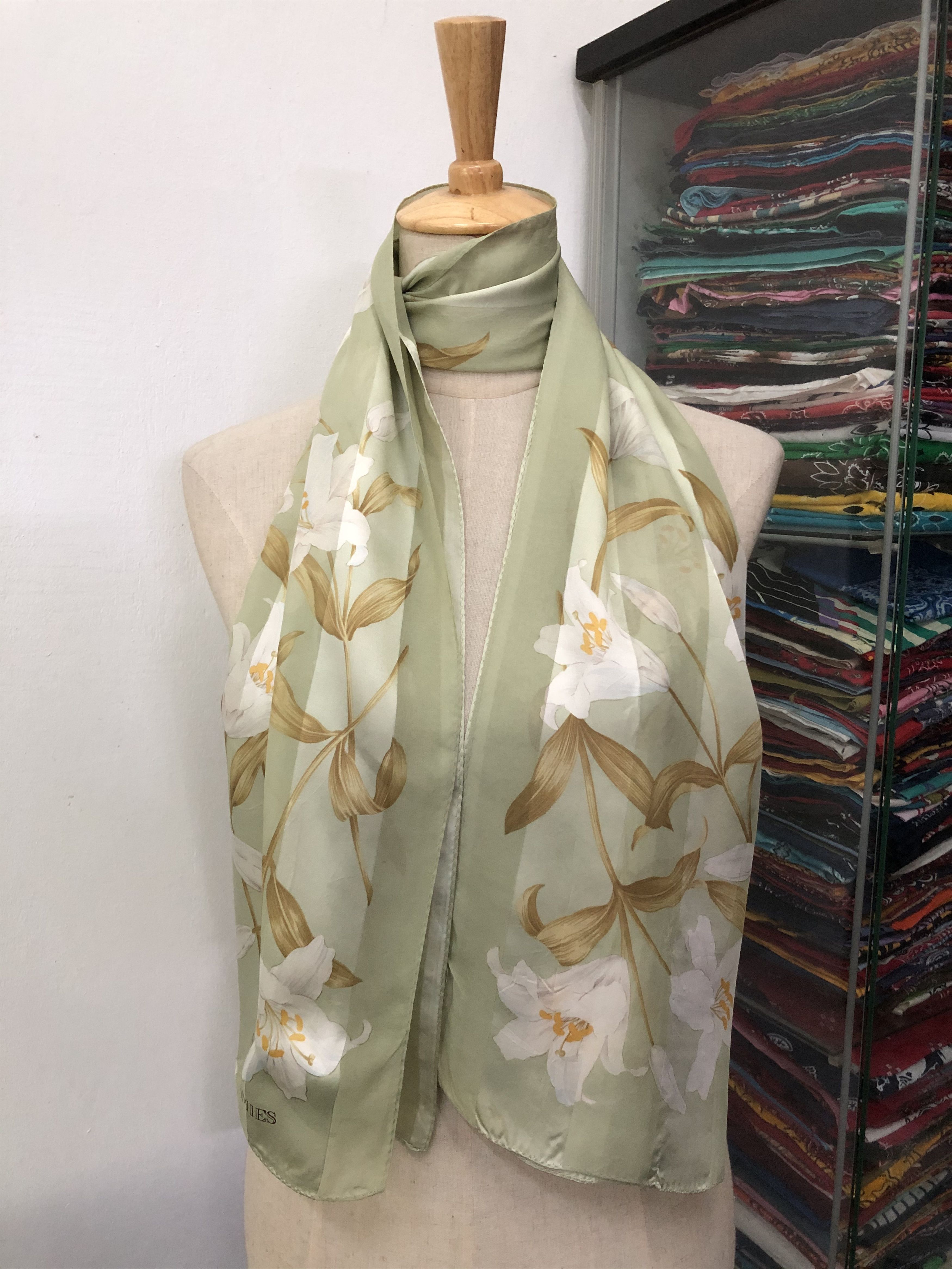 Hardy Amies × Vintage Vintage Hardy Amies Silk Scarf Size ONE SIZE - 1 Thumbnail
