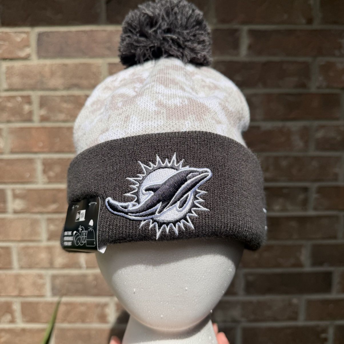 New Era Miami Dolphins Salute to Service Beanie OSFA NWT Size ONE SIZE - 1 Thumbnail