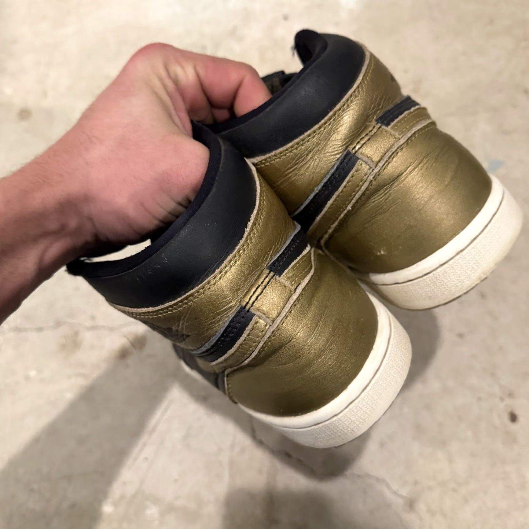 Jordan Brand Air Jordan 1 Retro OG High Black Gold Distressed - 7.5 US / 6.5 UK Men's Sneaker High Top Gold 2024 DZ5485-071 Size US 7 / EU 40 - 7 Thumbnail