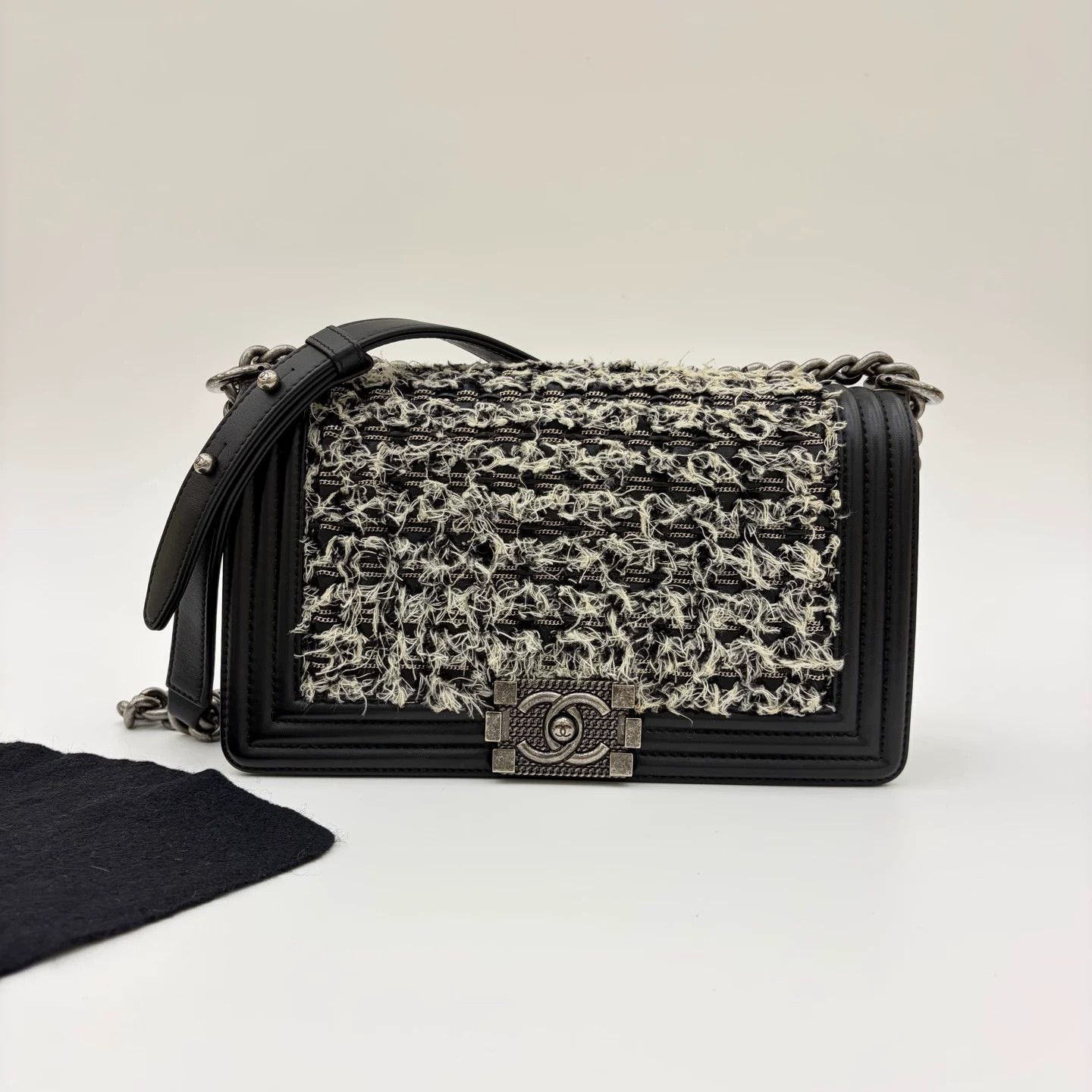 Chanel Pre-loved Bag Very good condition Size ONE SIZE - 1 Thumbnail