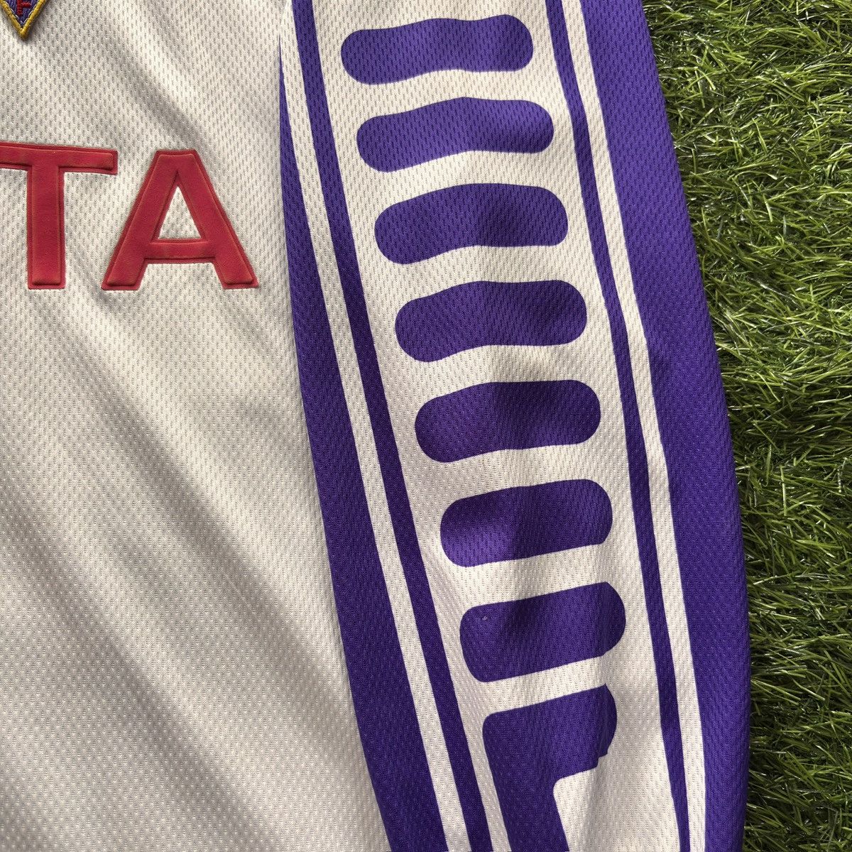 Fila Fiorentina Away Player Issue 1999-00 Batistuta #9 Size US M / EU 48-50 / 2 - 6 Thumbnail