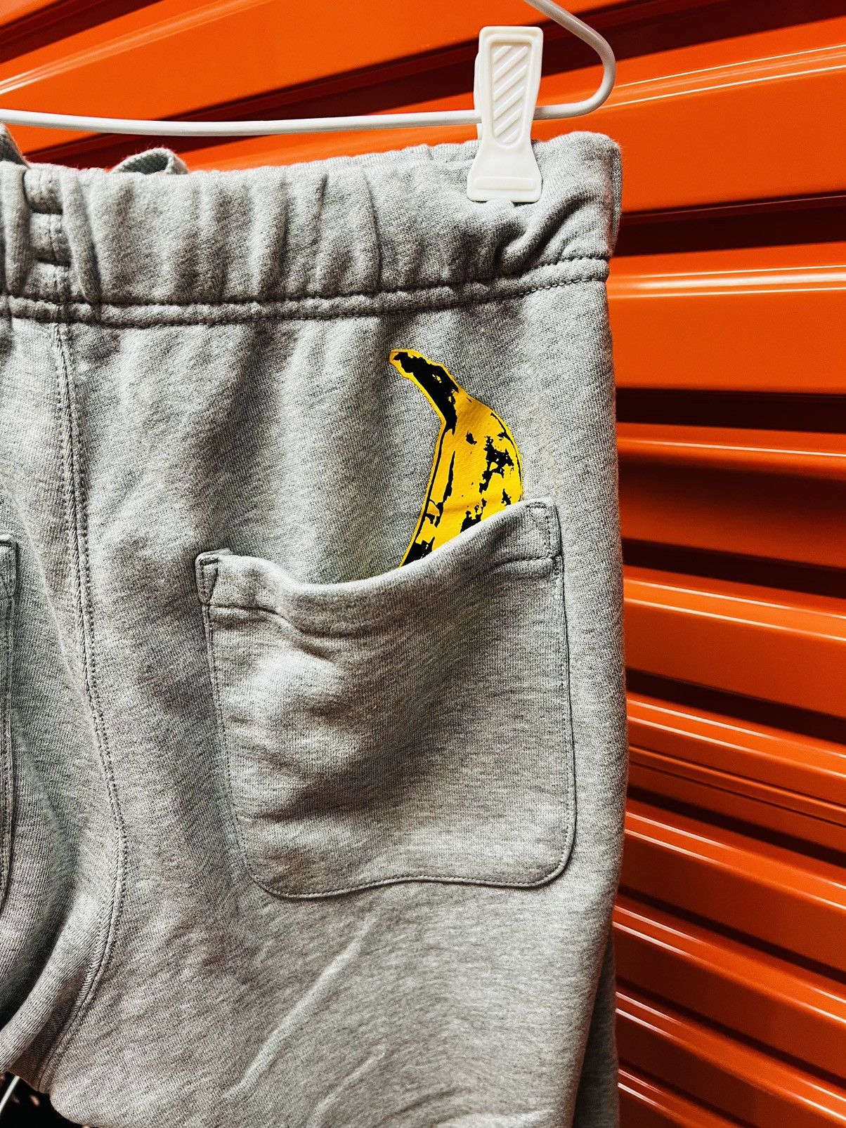 Andy Warhol × Kaws × Uniqlo Kaws Companion Andy Warhol Uniqlo Grey Sweatpants size XS Size US 28 / EU 44 - 4 Thumbnail