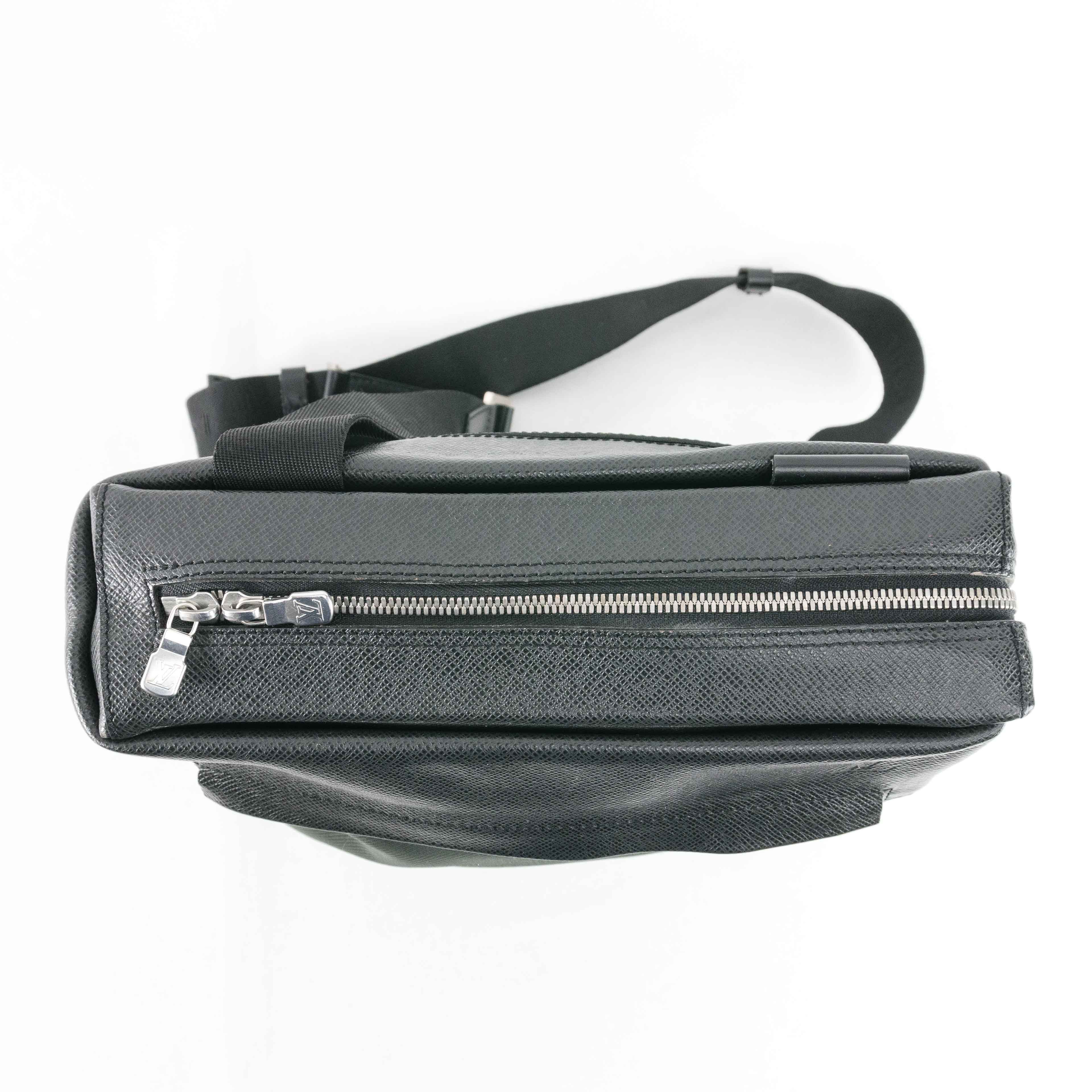 Louis Vuitton Louis Vuitton Taiga Leather District PM Messenger Bag Size ONE SIZE - 6 Thumbnail