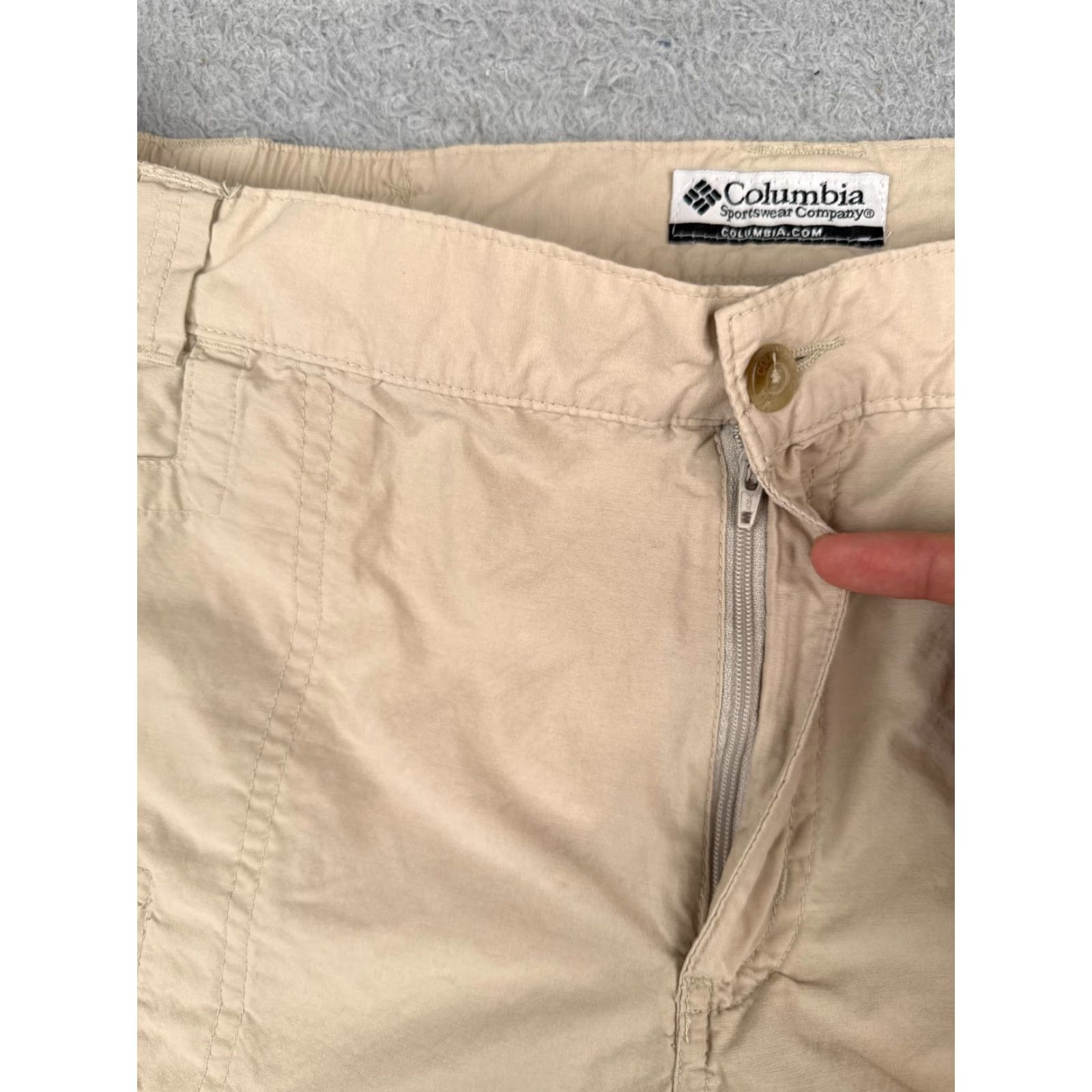 Vintage Columbia Shorts Women Large Beige Cargo Elastic Waist Cotton Nylon Blend 34x5 Cargo Pocket Logo 5 in Inseam Regular Vintage No Size 36" / US 14 / IT 50 - 6 Thumbnail