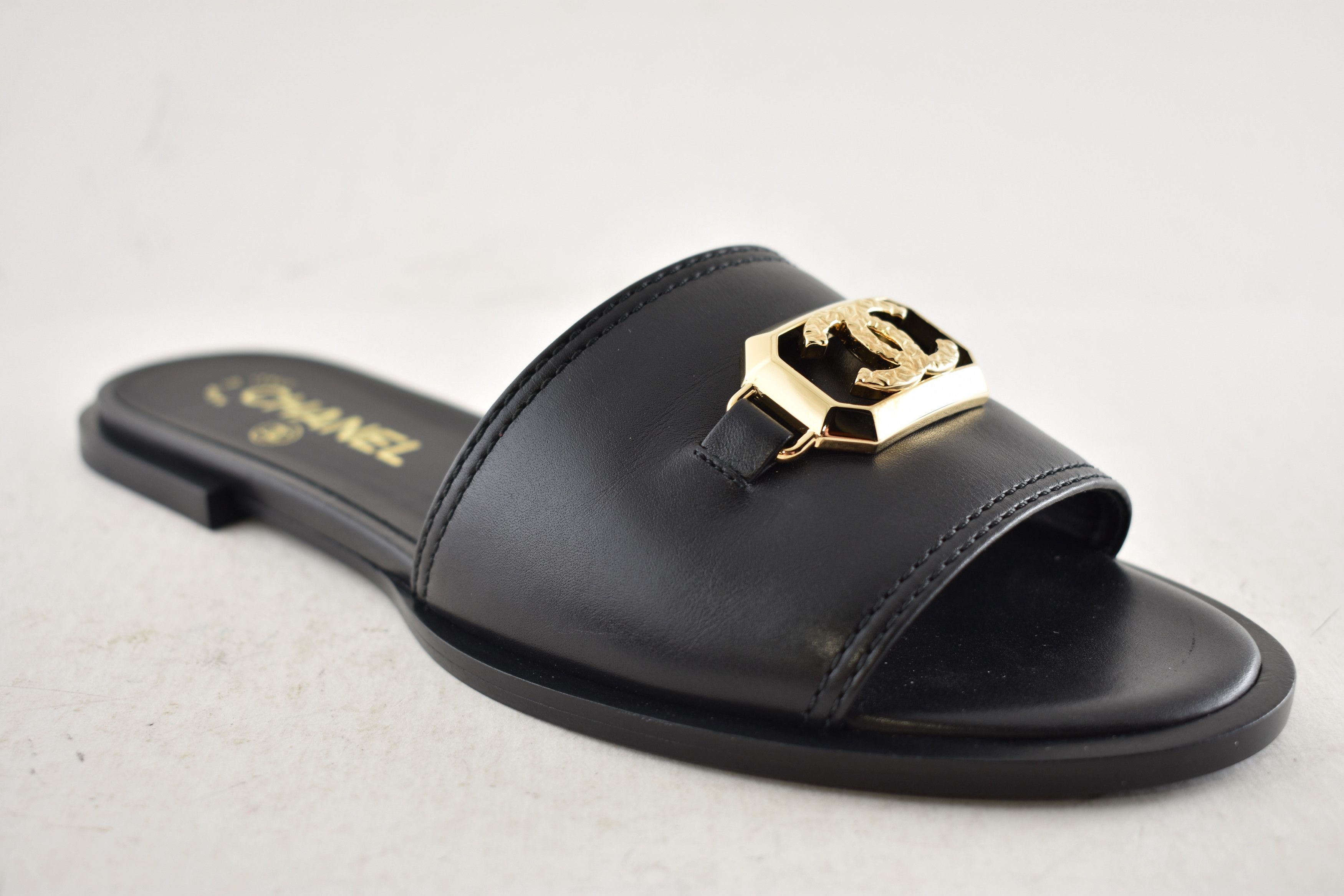 Chanel Chanel 23B Leather Gold CC Logo Mule Slides Sandals Flat 38 Size US 8 / IT 38 - 5 Thumbnail