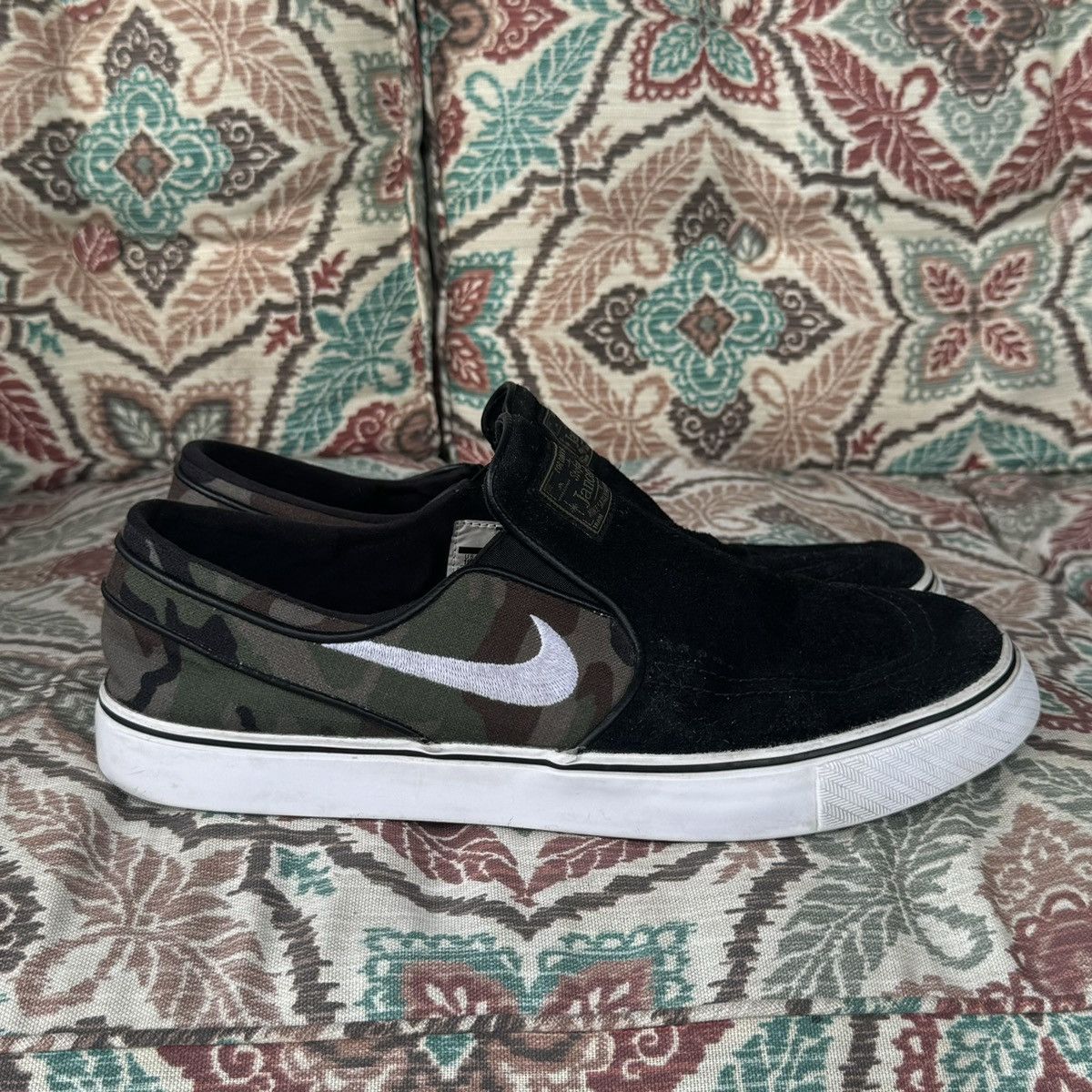 Nike sb janoski slip on camo hotsell