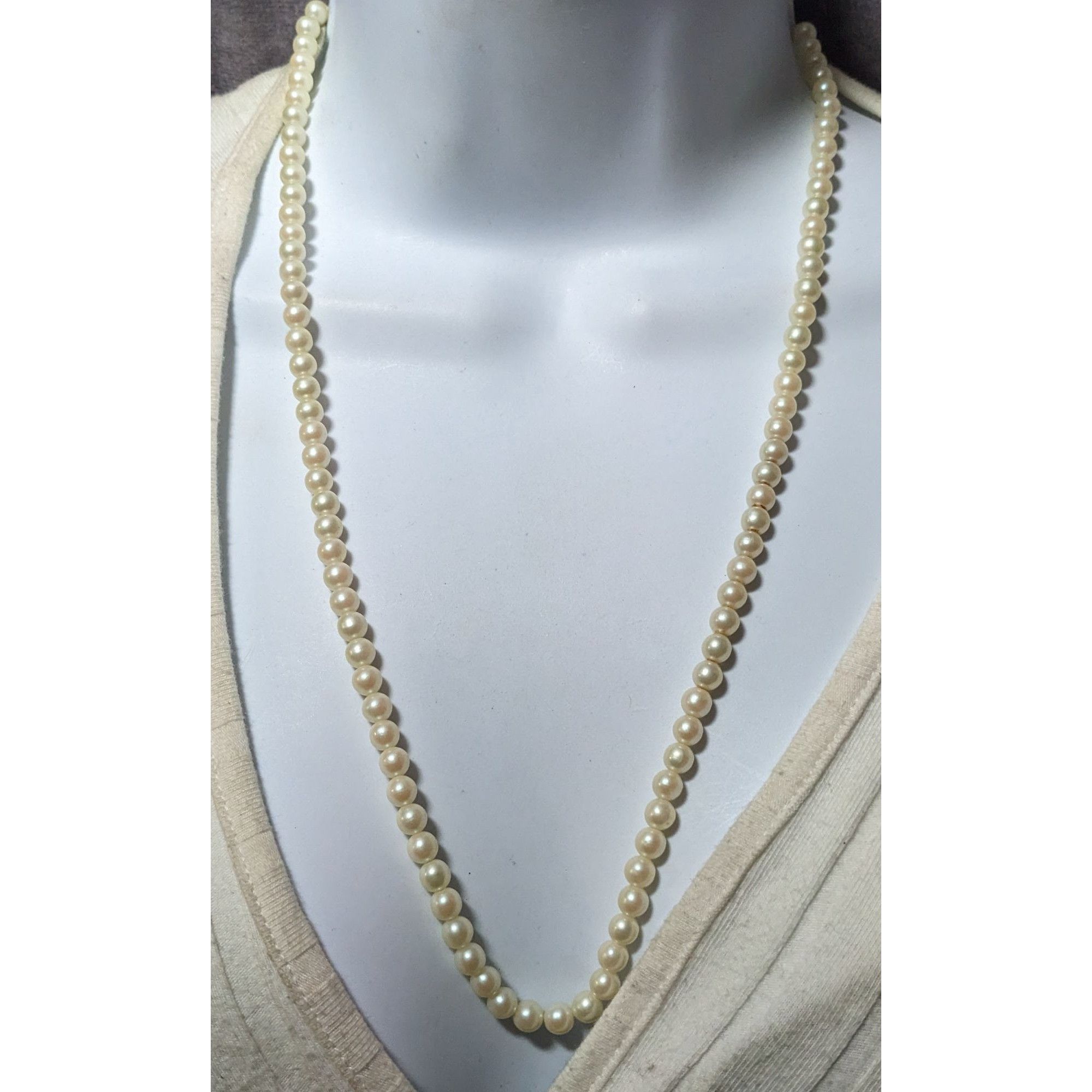 Other Vintage Simple Faux Pearl Necklace With Gold Tone Barrel Cla Size ONE SIZE - 4 Thumbnail