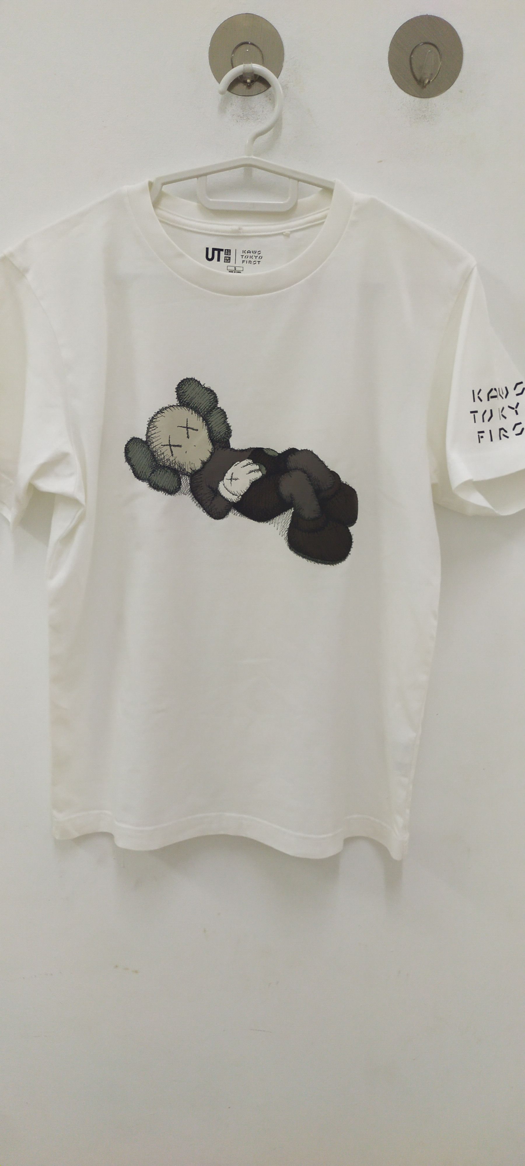 Kaws × Uniqlo Kaws Size US S / EU 44-46 / 1 - 1 Thumbnail