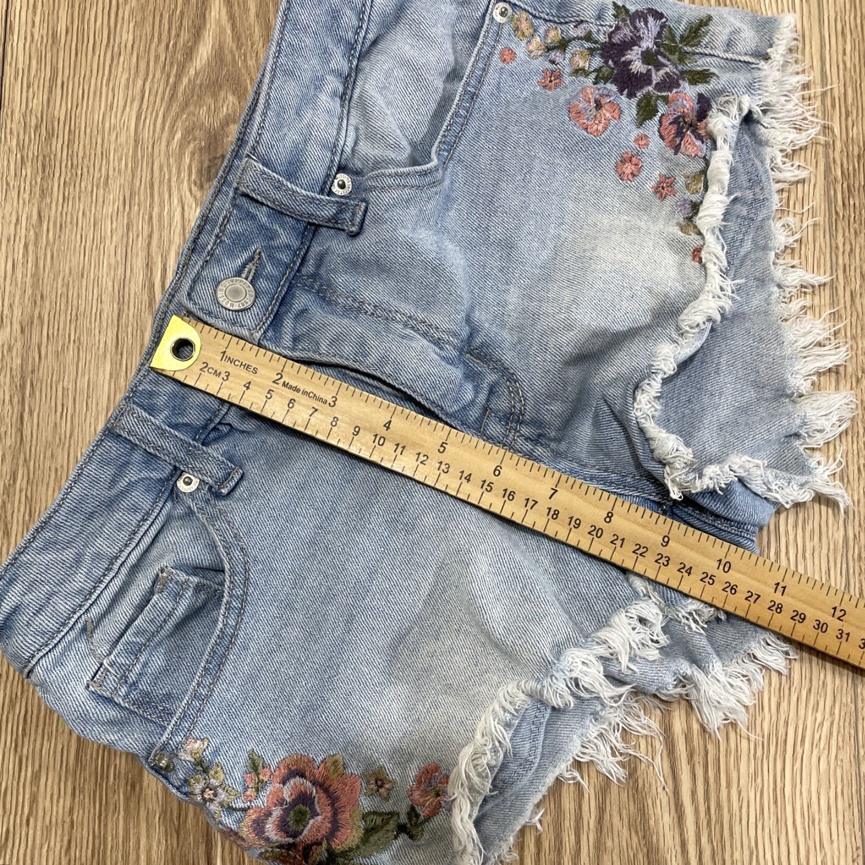 Mossimo Mossimo Womens Denim Cutoff Shorts Size 2 Blue Floral Embroidered Cotton Size 26" / US 2 / IT 38 - 5 Thumbnail