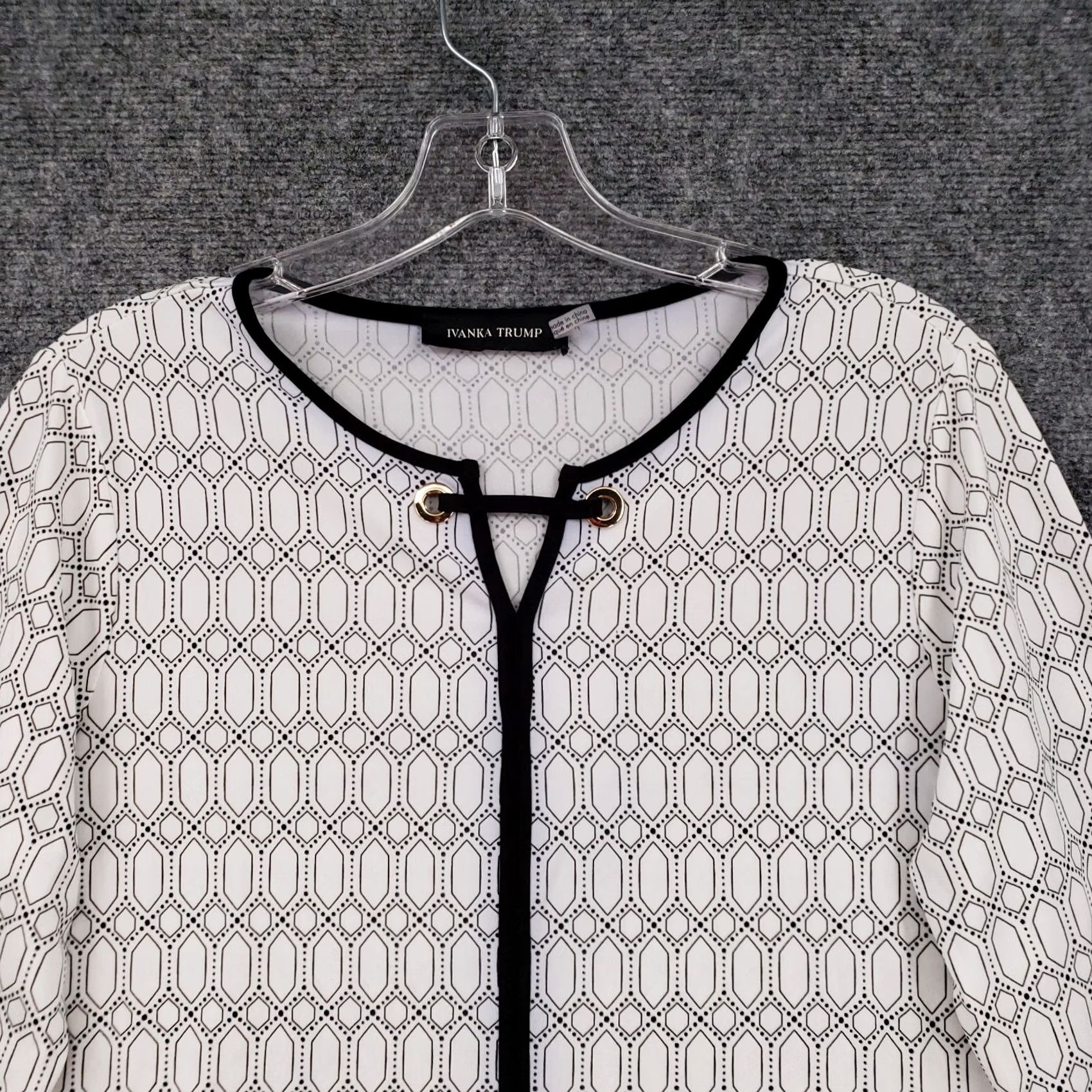 Vintage Ivanka Trump Top Womens Small White Long Sleeve Geometric Stretch Round Neck Blouse Size S / US 4 / IT 40 - 3 Thumbnail