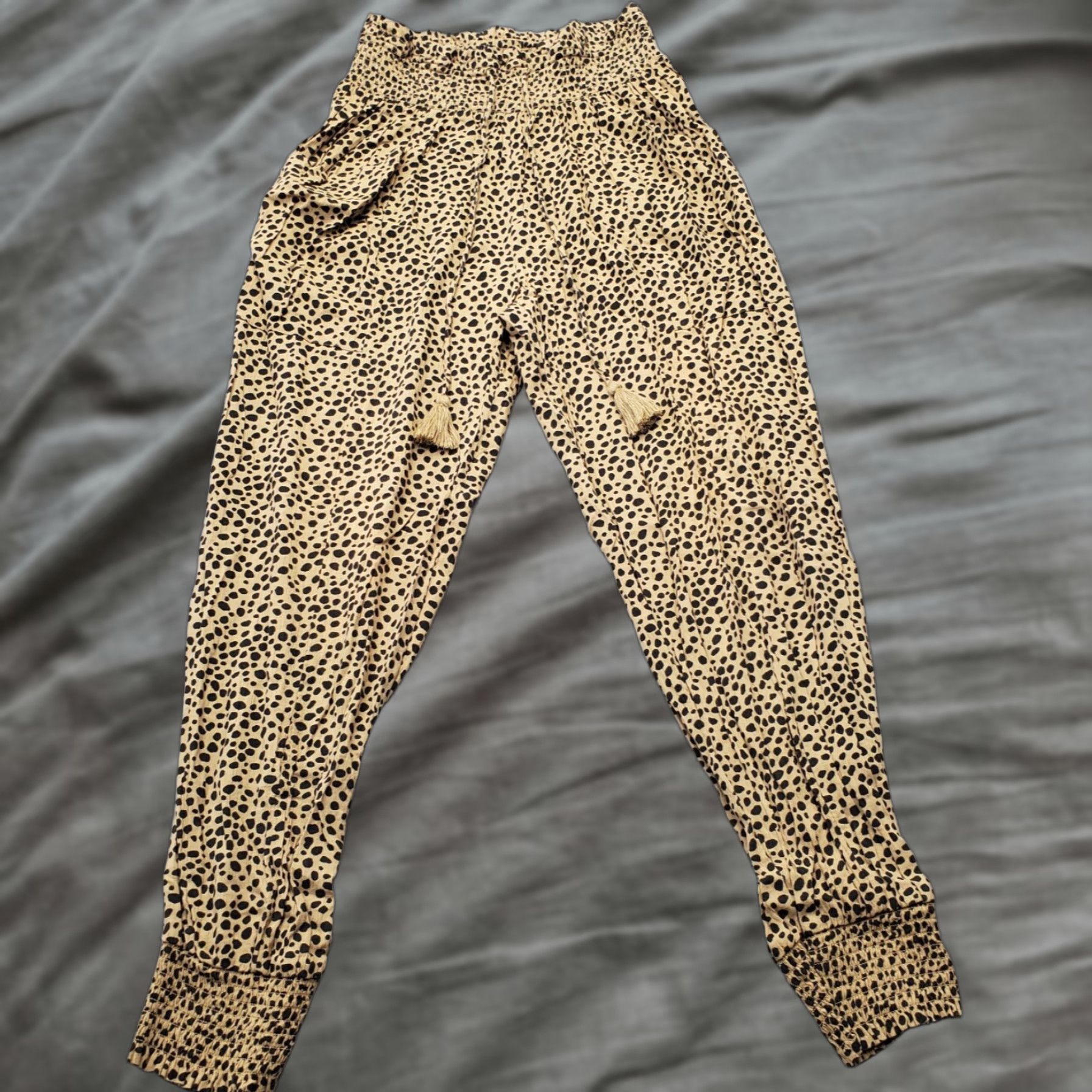 Vintage Aerie Women's S Multi Animal Print Lounge Pants Smocked Waist Drawstring Tasseled Capris/Slacks Shirt? Size 28" / US 6 / IT 42 - 1 Thumbnail