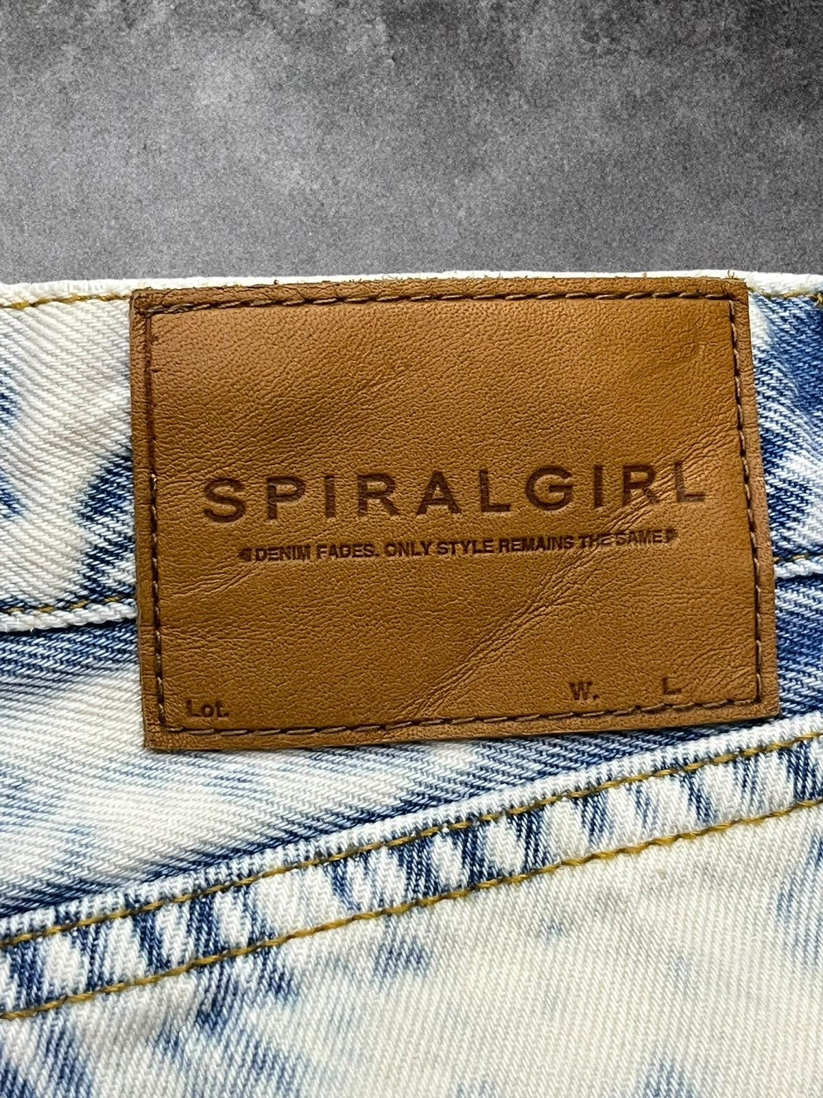 Fashion Victim Spiral Girl Split Zip Distressed Bleach Denim Hot Pants Size 25" / US 0 / IT 36 - 13 Thumbnail