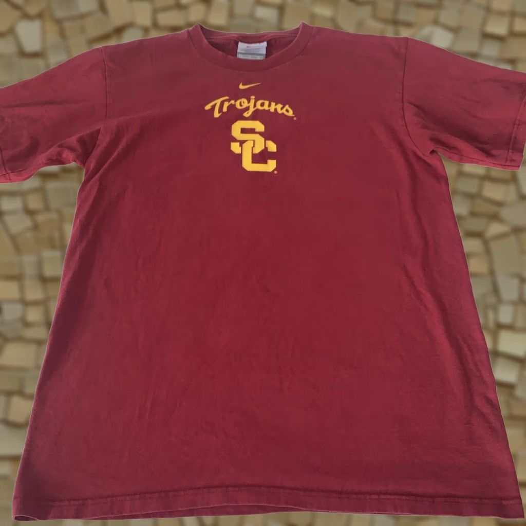 VINTAGE Nike USC Trojans Swoosh T-Shirt Mens Small Red Cotton Short Sleeve Crew Neck Logo Uni College Sports 2000s