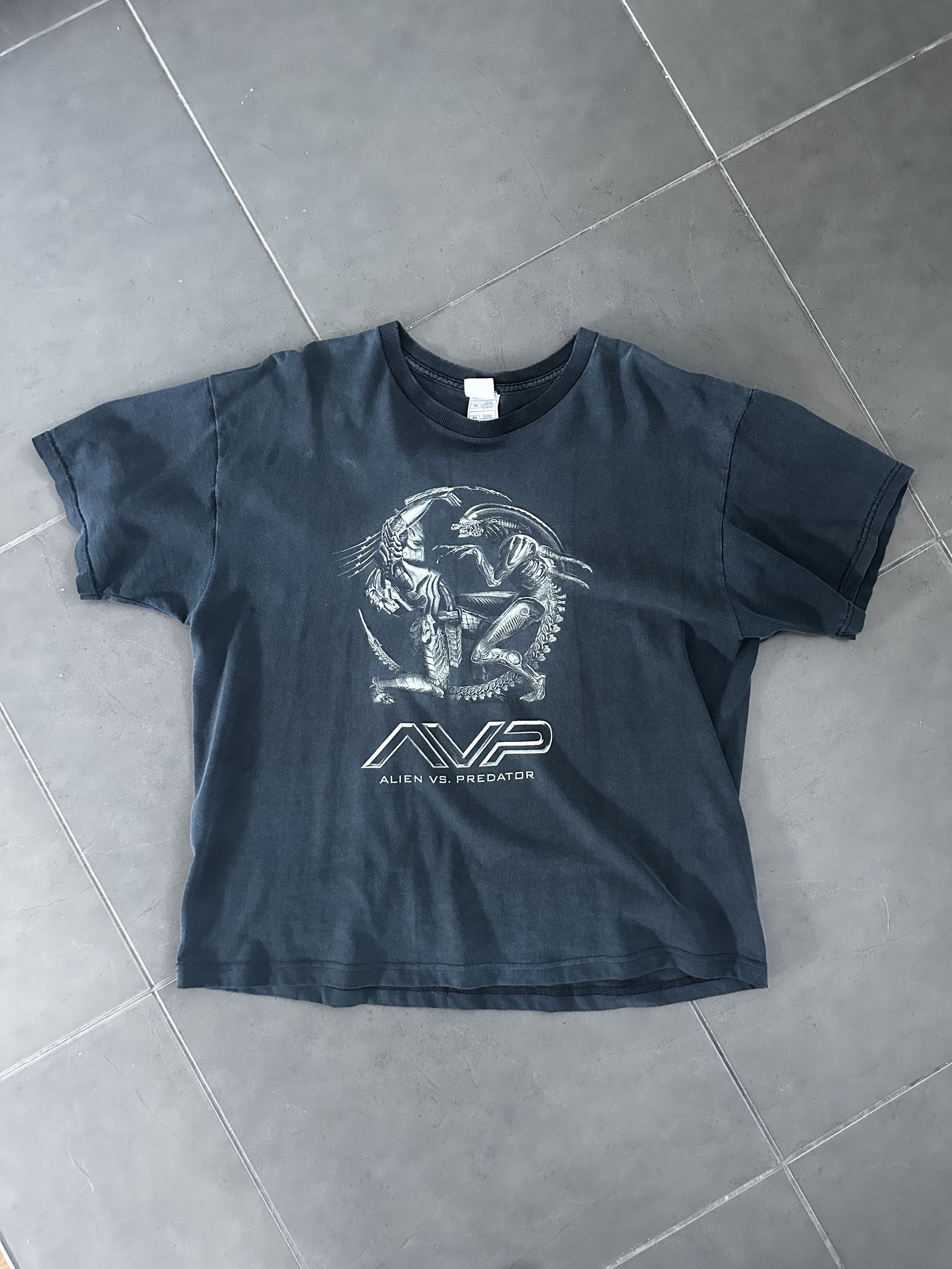 Band Tees × Vintage Vintage 2004 Alien vs Predator Movie Promo Tee Faded Size US XL / EU 56 / 4 - 1 Thumbnail