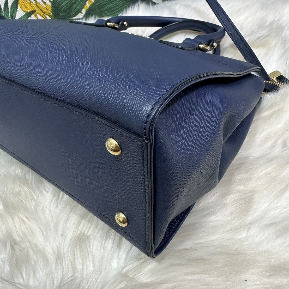Salvatore Ferragamo Authentic SALVATORE FERRAGAMO Becky Saffiano Leather Handbag Size ONE SIZE - 6 Thumbnail