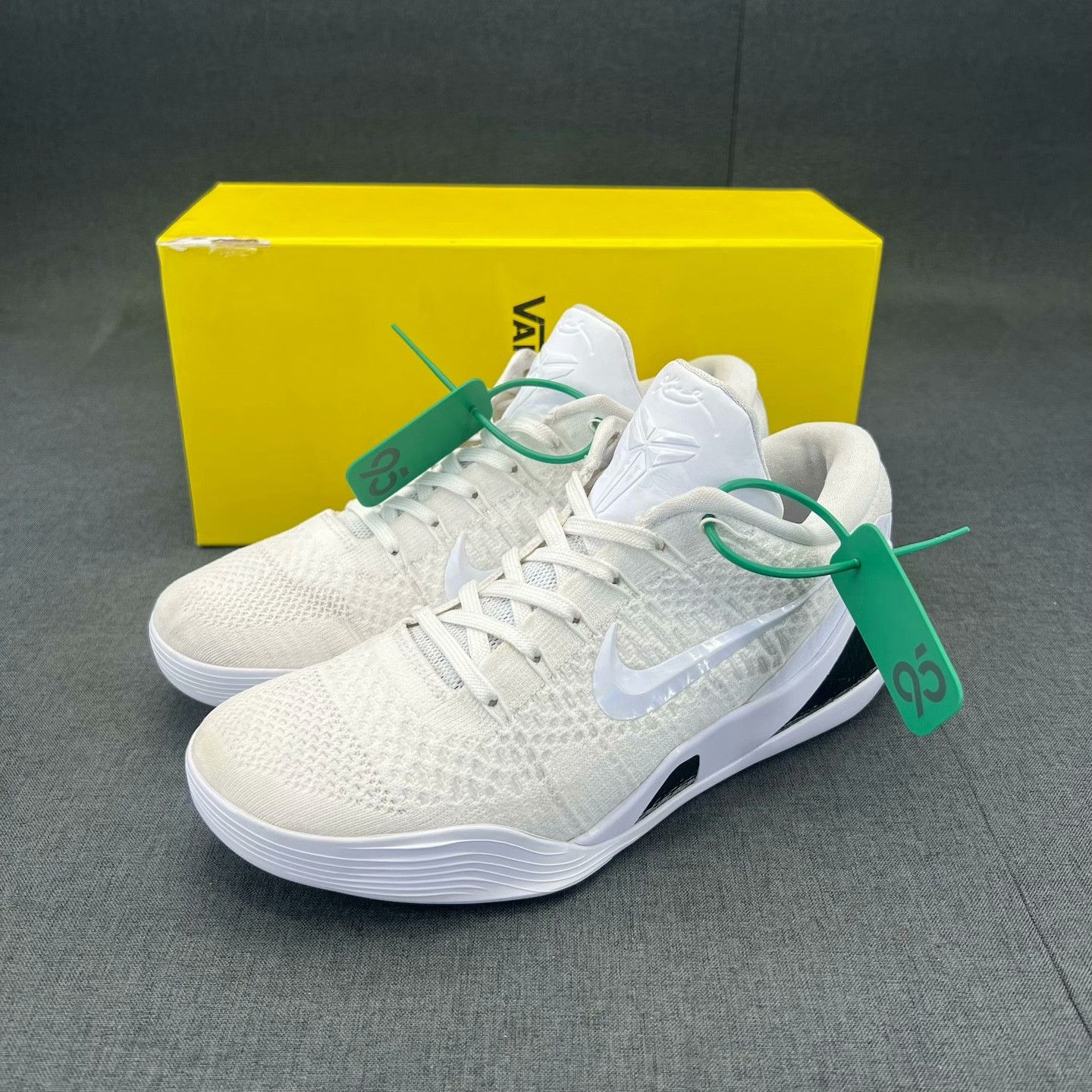 Nike Nike White Lowtop Sneakers 40 Men Size US 7.5 / EU 40-41 - 1 Thumbnail
