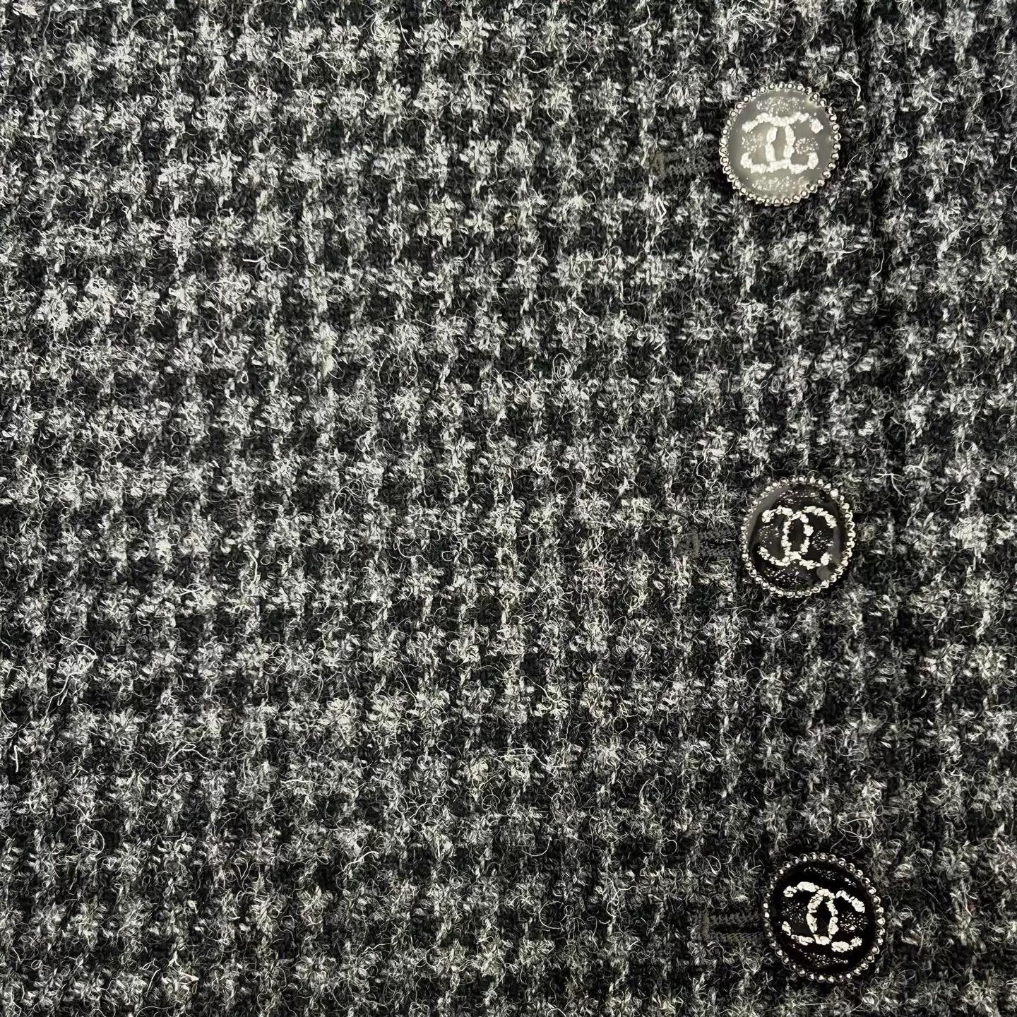 Chanel Chanel 22K Houndstooth Black Gray Button Logo Skirt Size 26" / US 2 / IT 38 - 6 Thumbnail
