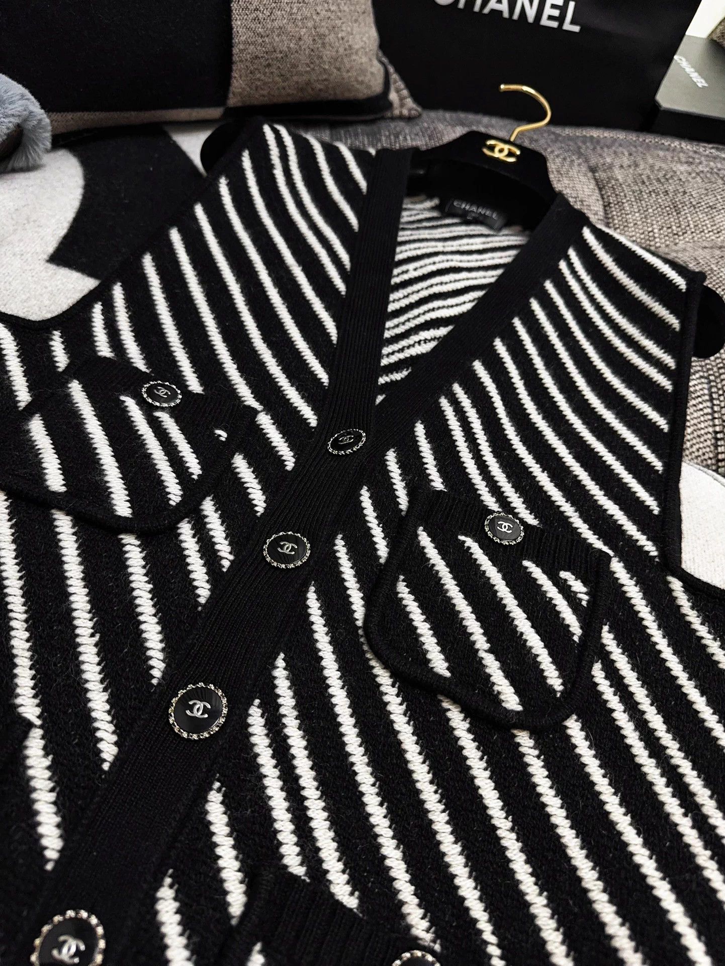 Chanel Chanel 21B Black & White Stripe Knit Cardi Vest 36 Size XS / US 0-2 / IT 36-38 - 4 Thumbnail