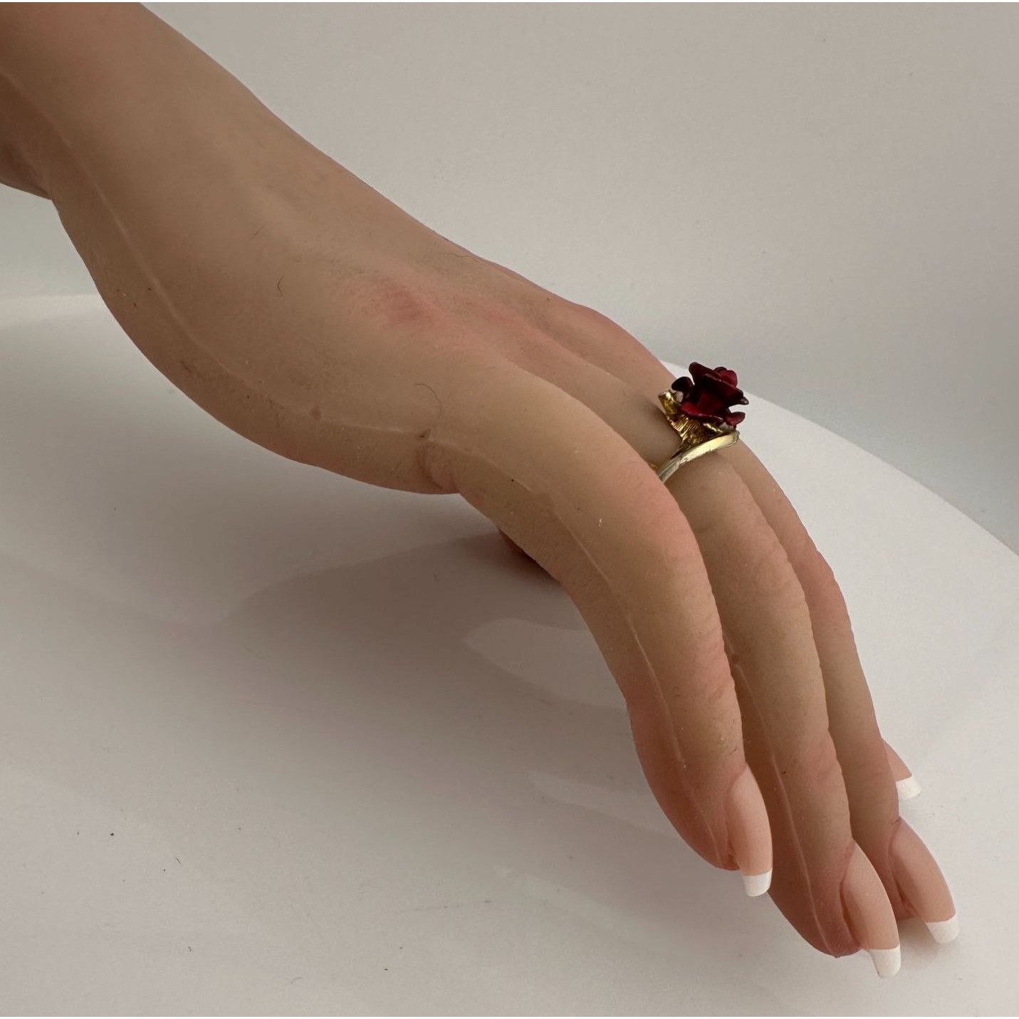 Other Women's Beautiful Gold Tone Red Rose Flower Ring Size ONE SIZE - 13 Thumbnail