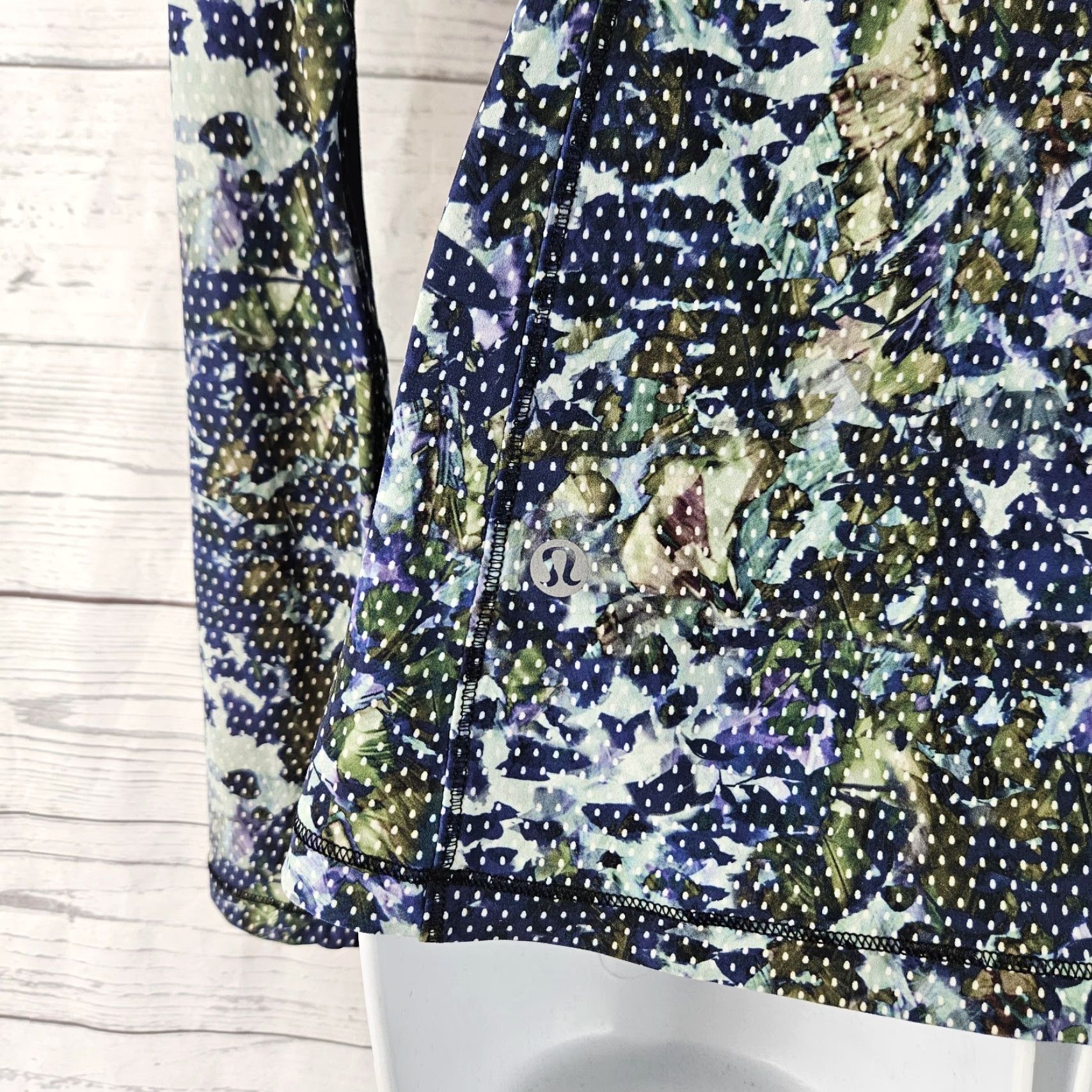 Lululemon Lululemon Womens Runbeam Hoodie Sz S Blue Floral Pullover Hoodie Womens Small Floral Pattern, Activewear, Long Sleeve, Pullover, Blue, - Size S / US 4 / IT 40 - 4 Thumbnail