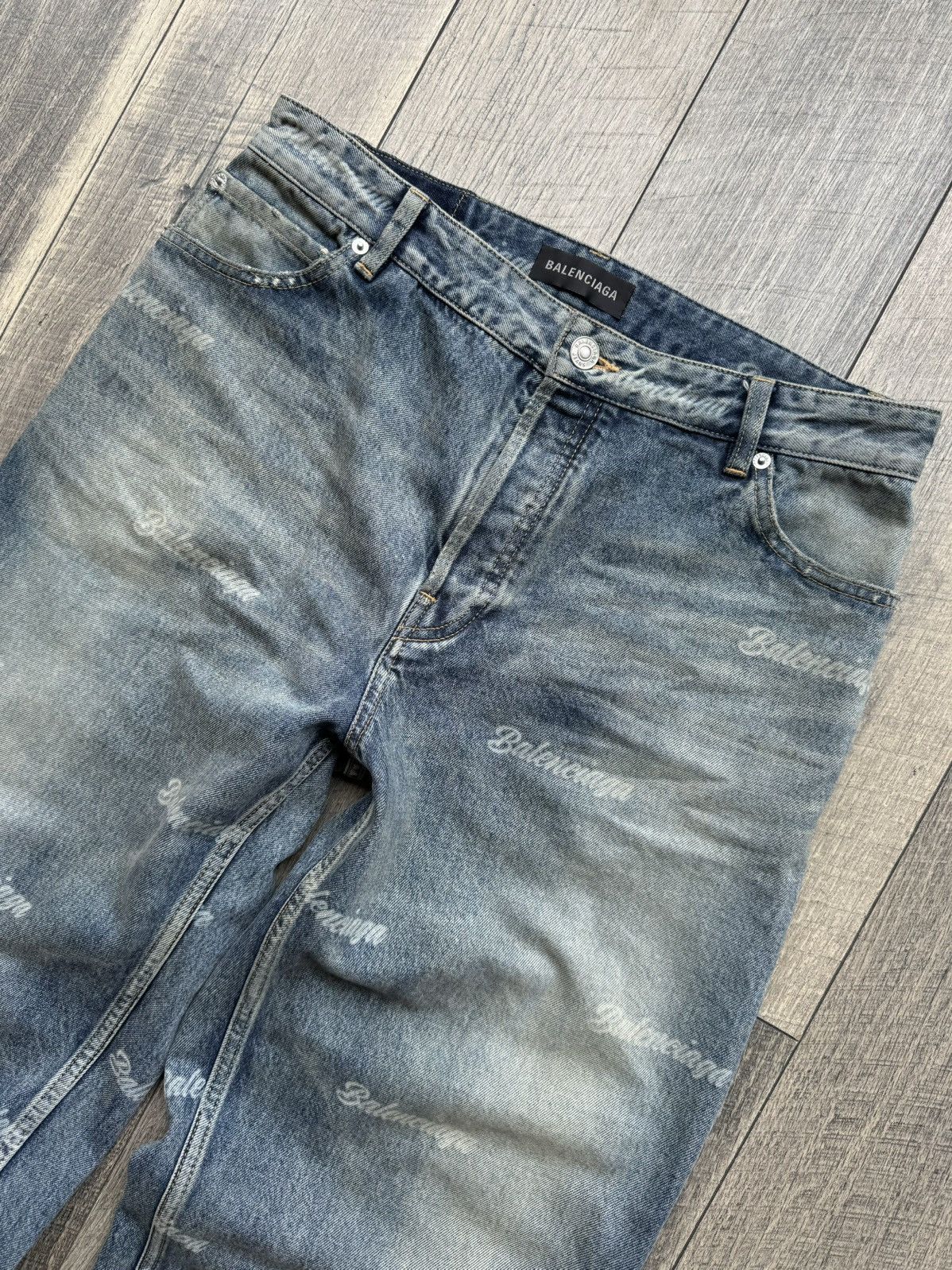 Balenciaga Balenciaga All Over Logo Light Wash Cropped Jeans - 31 Size US 31 - 3 Thumbnail