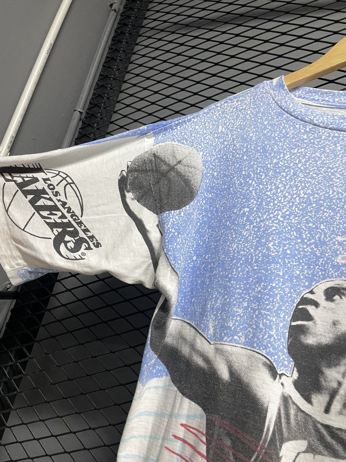 NBA Vintage 90s Magic Johnson Los Angeles Lakers T-shirt. Size US XL / EU 56 / 4 - 6 Thumbnail