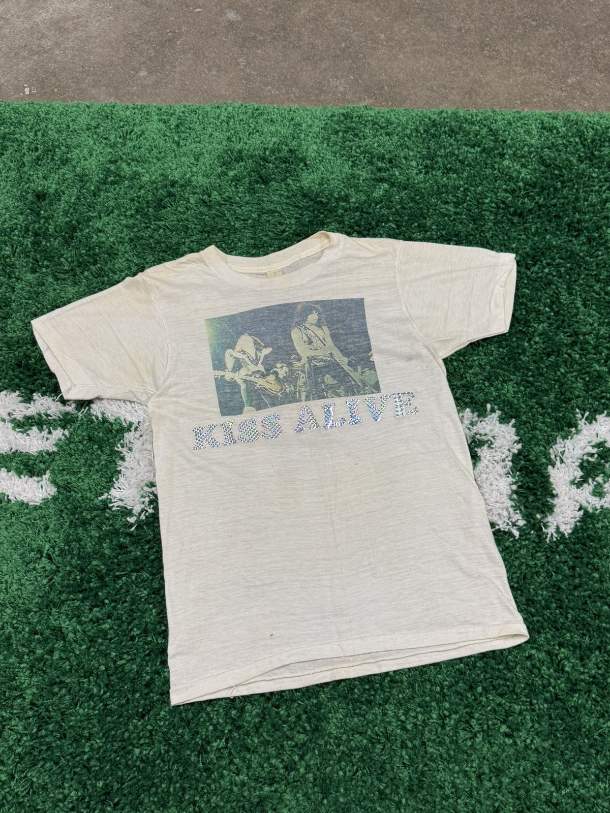 Vintage Grail 70s "Kiss Alive" Single Stitch Destroyed Tee Medium Size US M / EU 48-50 / 2 - 1 Thumbnail