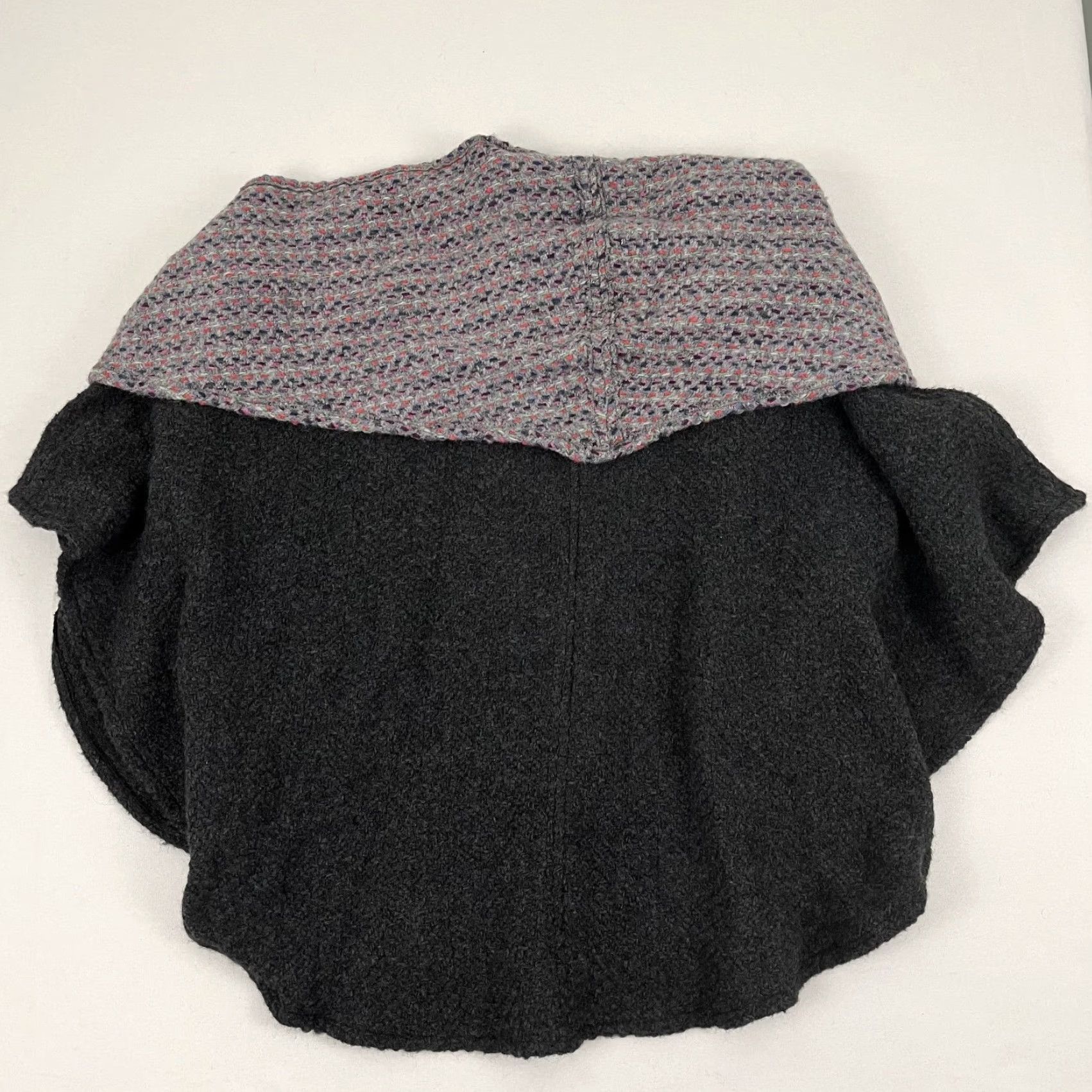 Vintage John Branigan Weavers Tina Cape W/ Scarf Adult OS Gray Wool Blend Slow Fashion Cape Unisex Adults Regular Knit Wool Size ONE SIZE - 7 Thumbnail
