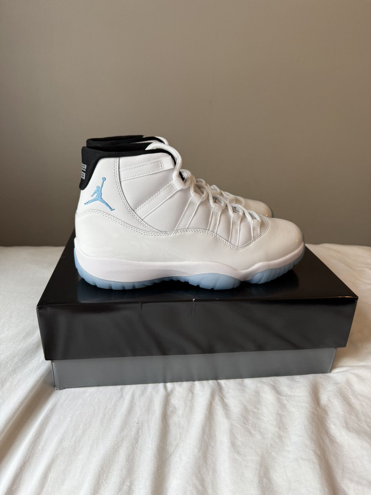Jordan Brand × Nike NIKE AIR JORDAN 11 RETRO WHITE / LEGEND BLUE Size US 10 / EU 43 - 8 Thumbnail
