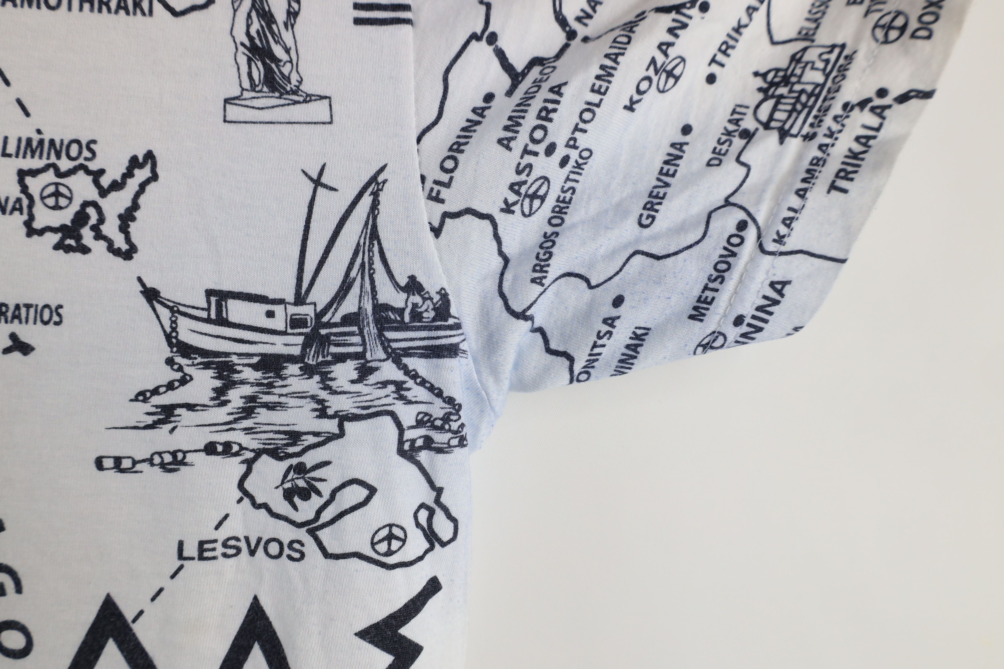 Vintage Vintage 90s Streetwear All Over Print Short Sleeve T-Shirt Size US L / EU 52-54 / 3 - 6 Thumbnail