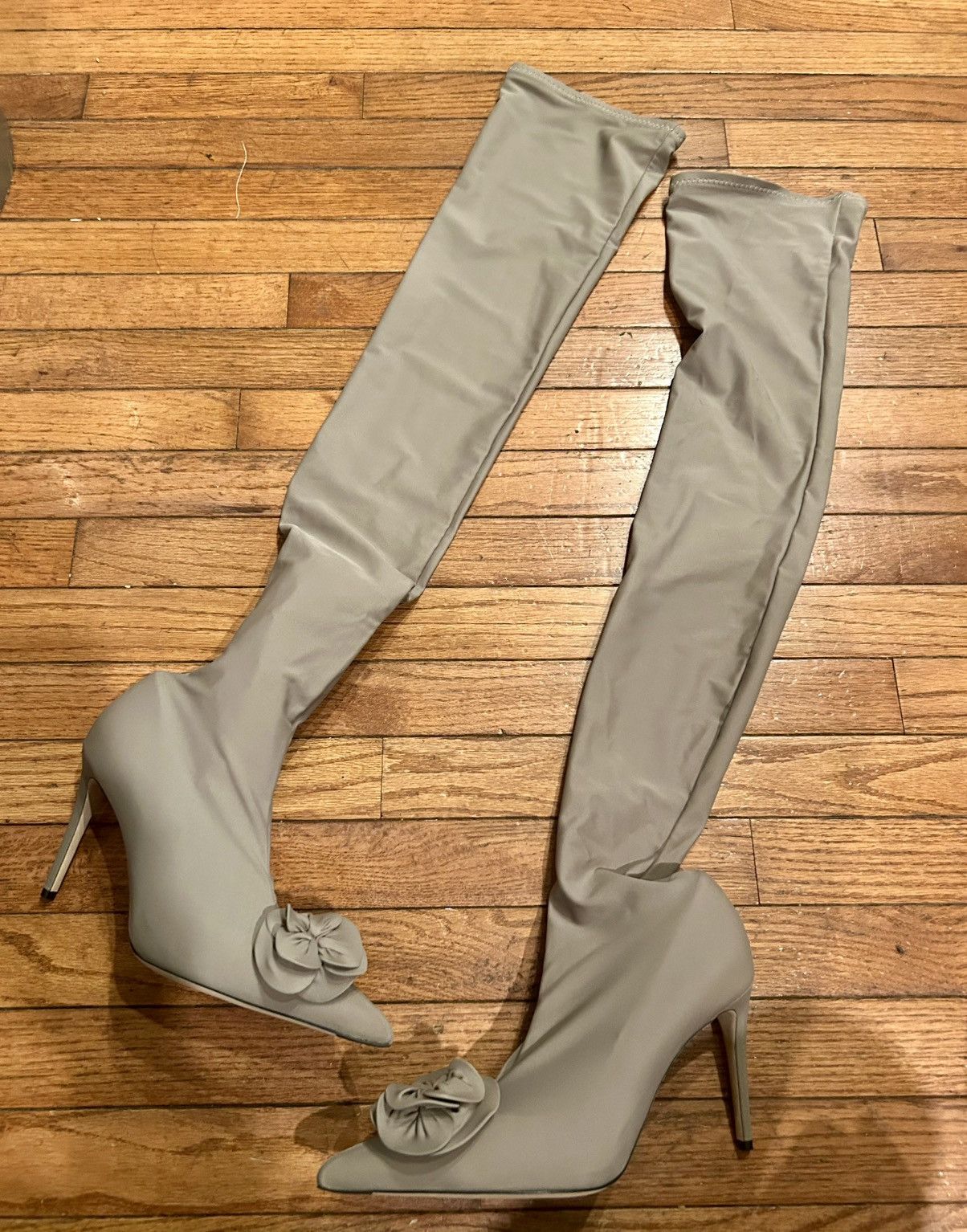 Victoria Beckham Victoria Beckham rose Appliqué Size US 10 / IT 40 - 12 Thumbnail