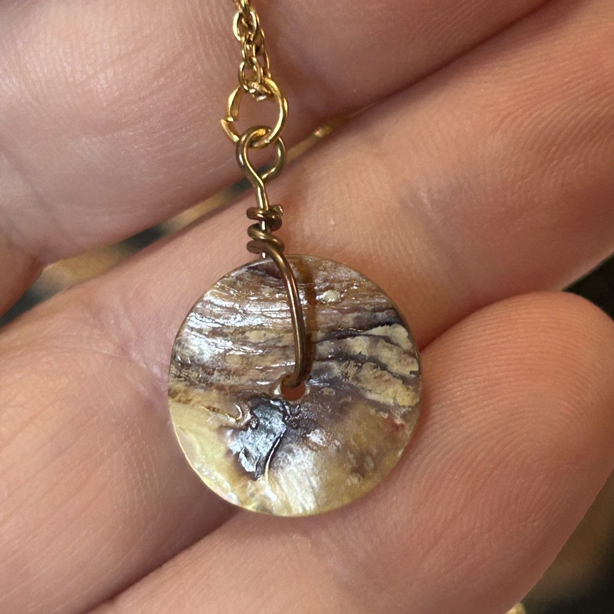 Handmade Handcrafted vintage shell pendant on chain necklace Size ONE SIZE - 6 Thumbnail