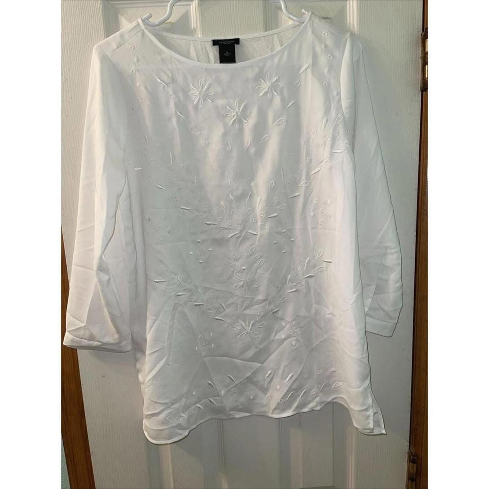 Ann Taylor Stylish Ann Taylor Factory Embroidered White Top Size S / US 4 / IT 40 - 1 Thumbnail