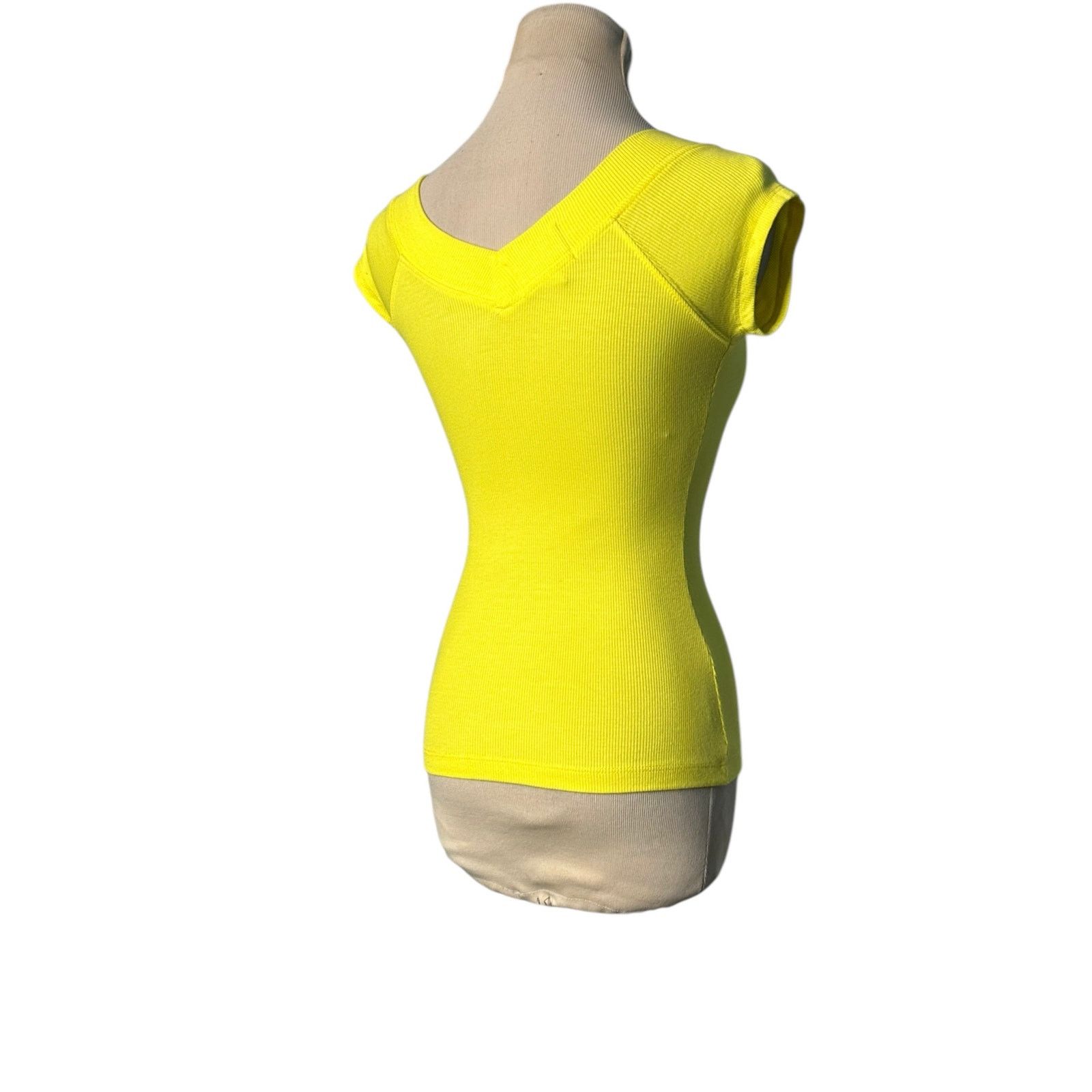Bdg BDG yellow knit short sleeves v neck fitted top size Small Size S / US 4 / IT 40 - 7 Thumbnail