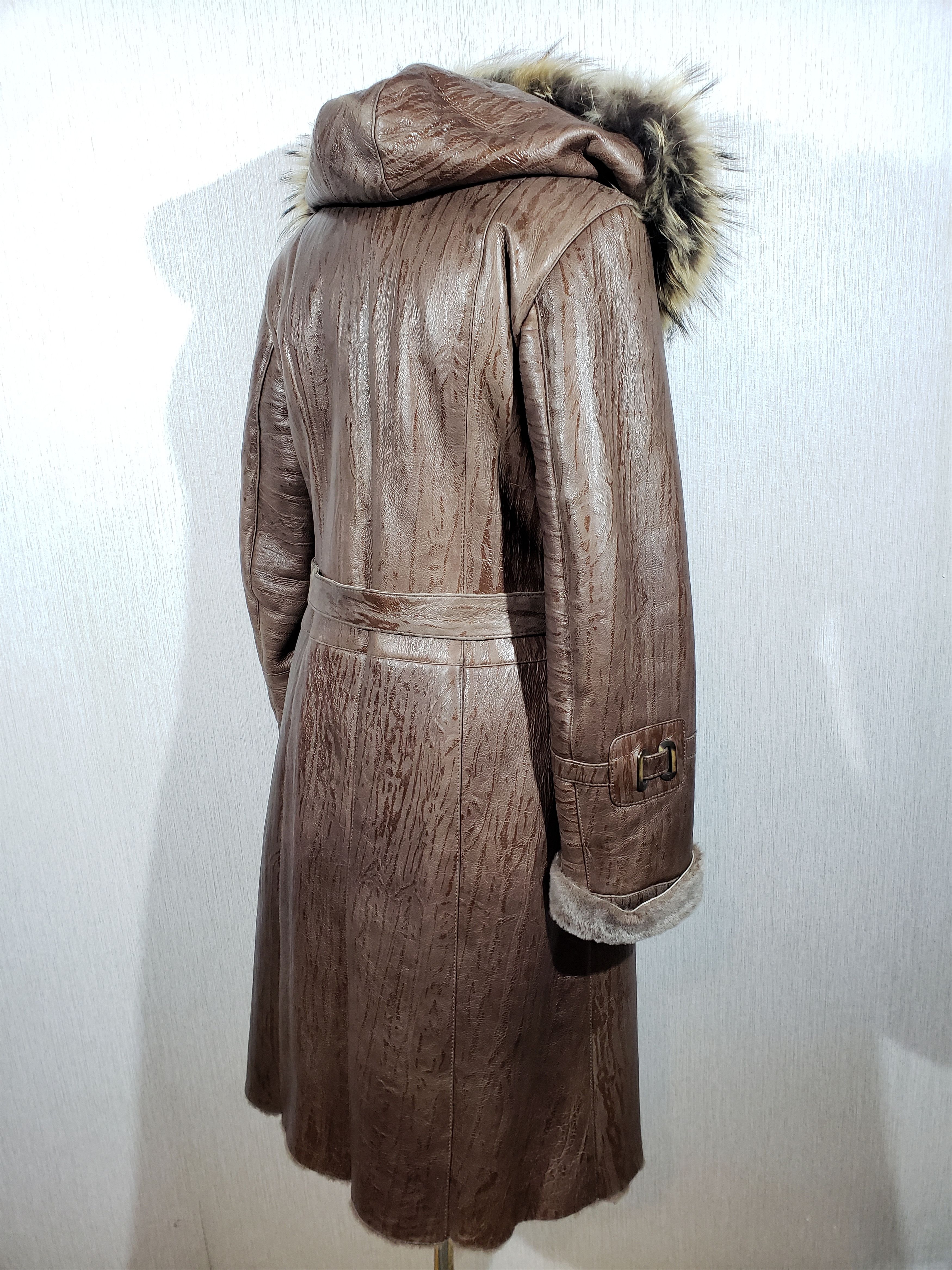 Other Stylish brown sheepskin coat with a warm hood. Size M / US 6-8 / IT 42-44 - 5 Thumbnail