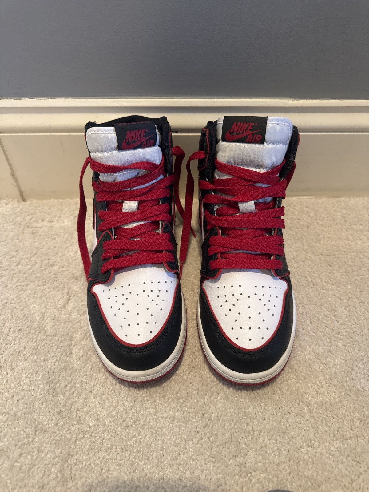 Nike Jordan 1 Retro High Bloodline Size US 5 / EU 37 - 1 Thumbnail