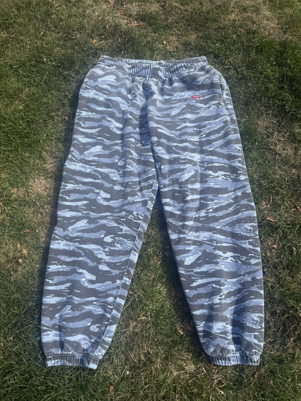 Supreme Supreme Small Box Sweatpants (FW24) Blue Tiger Camo Size US 34 / EU 50 - 2 Thumbnail