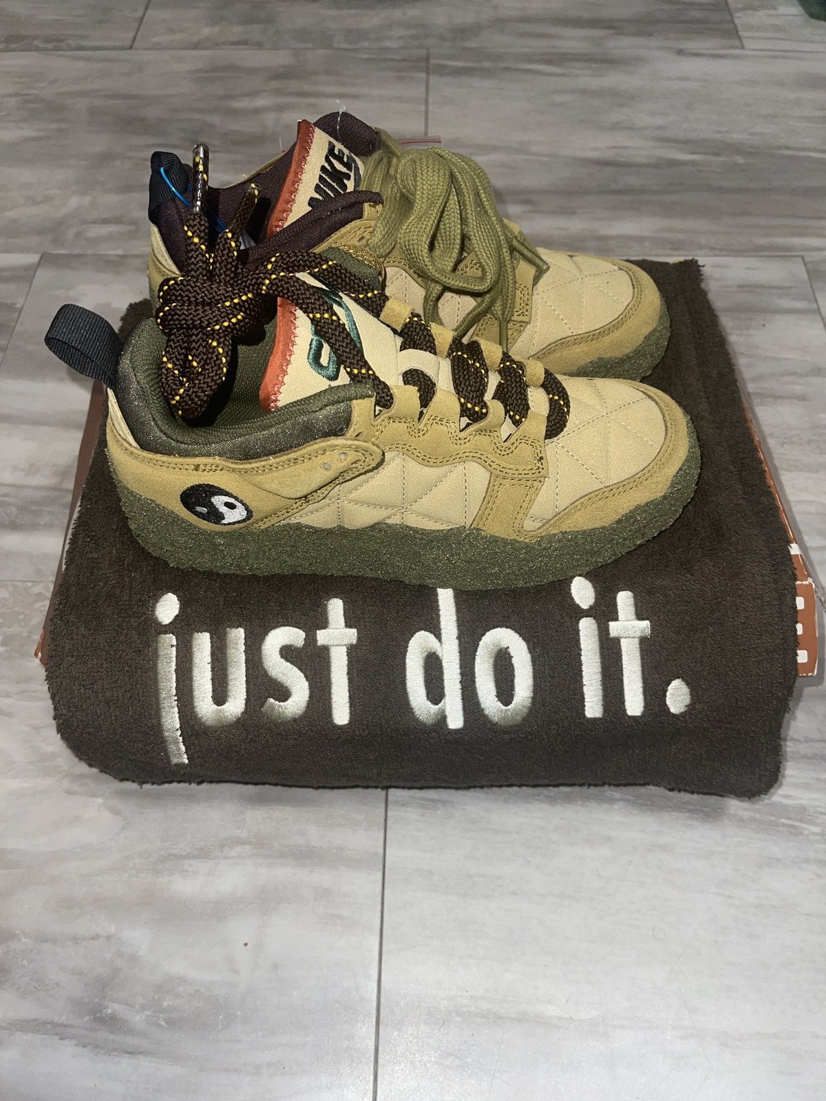 Nike Nike Cactus Plant Flea Market x Dunk SP Low Tan Mossy Green Size US 5.5 / EU 38 - 7 Thumbnail
