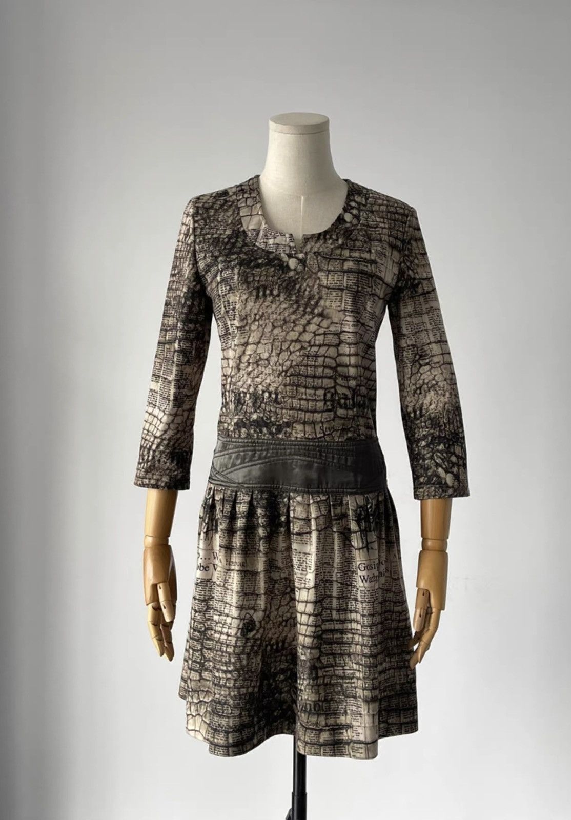 John Galliano John Galliano | Crocodile-print newspaper dress Size M / US 6-8 / IT 42-44 - 1 Thumbnail