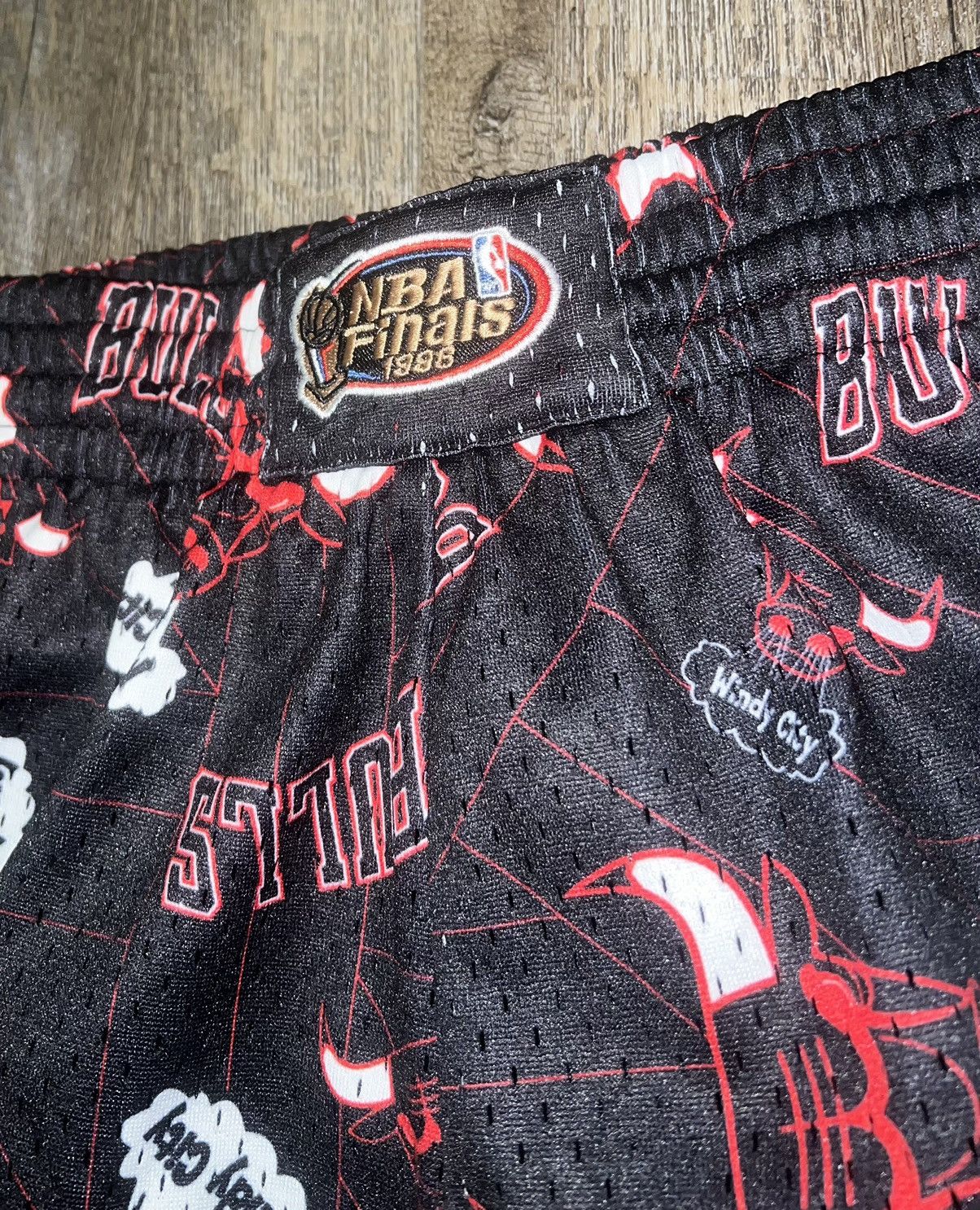 Mitchell & Ness Mitchell Ness Chicago Bulls 1996 NBA FINALS Shorts size s Size US 30 / EU 46 - 2 Thumbnail