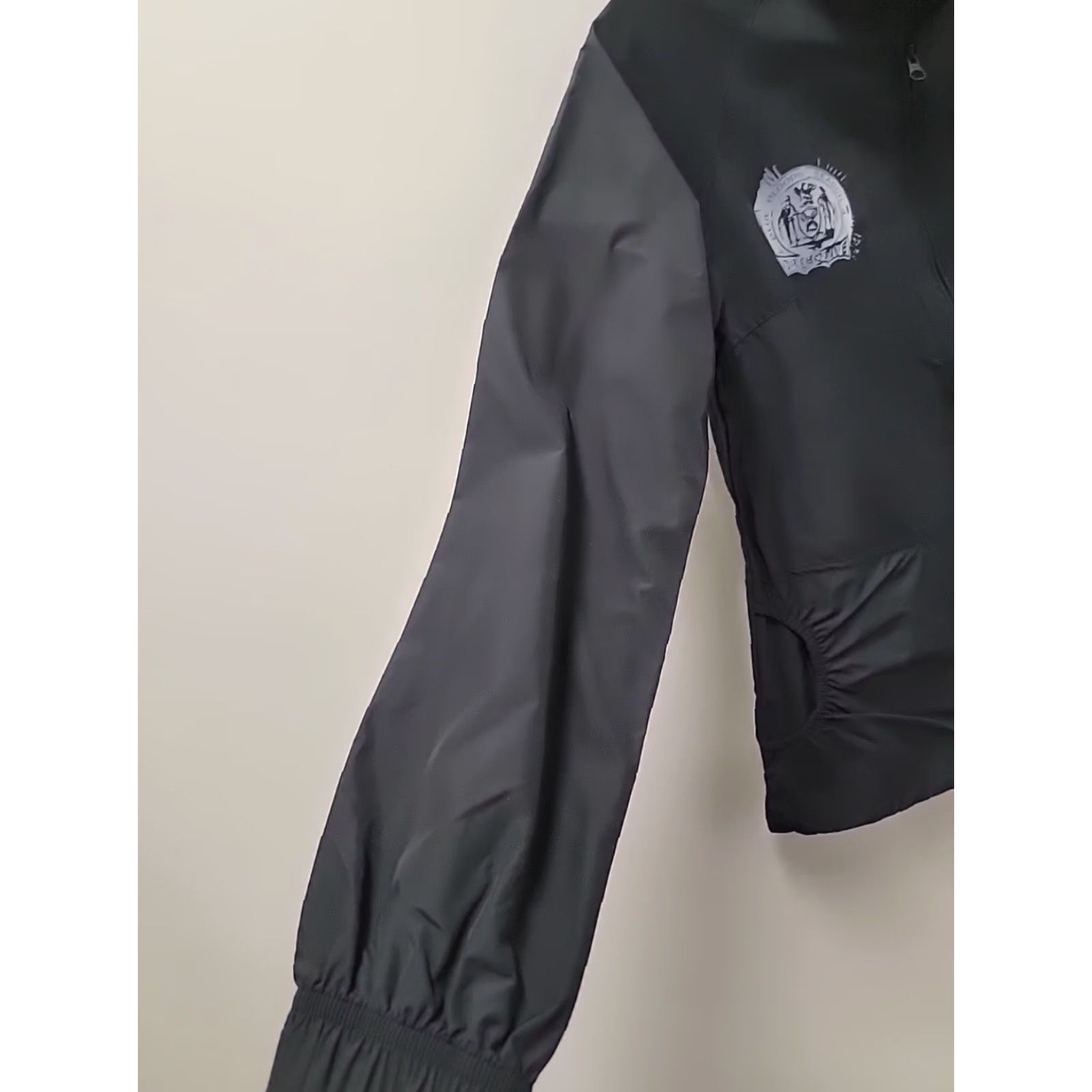 Oakley NWT Oakley Windbreaker Jacket XS Women’s Full Zip Black Bloods Tv 19 Chest 19 Length 25.5 Size XS / US 0-2 / IT 36-38 - 6 Thumbnail