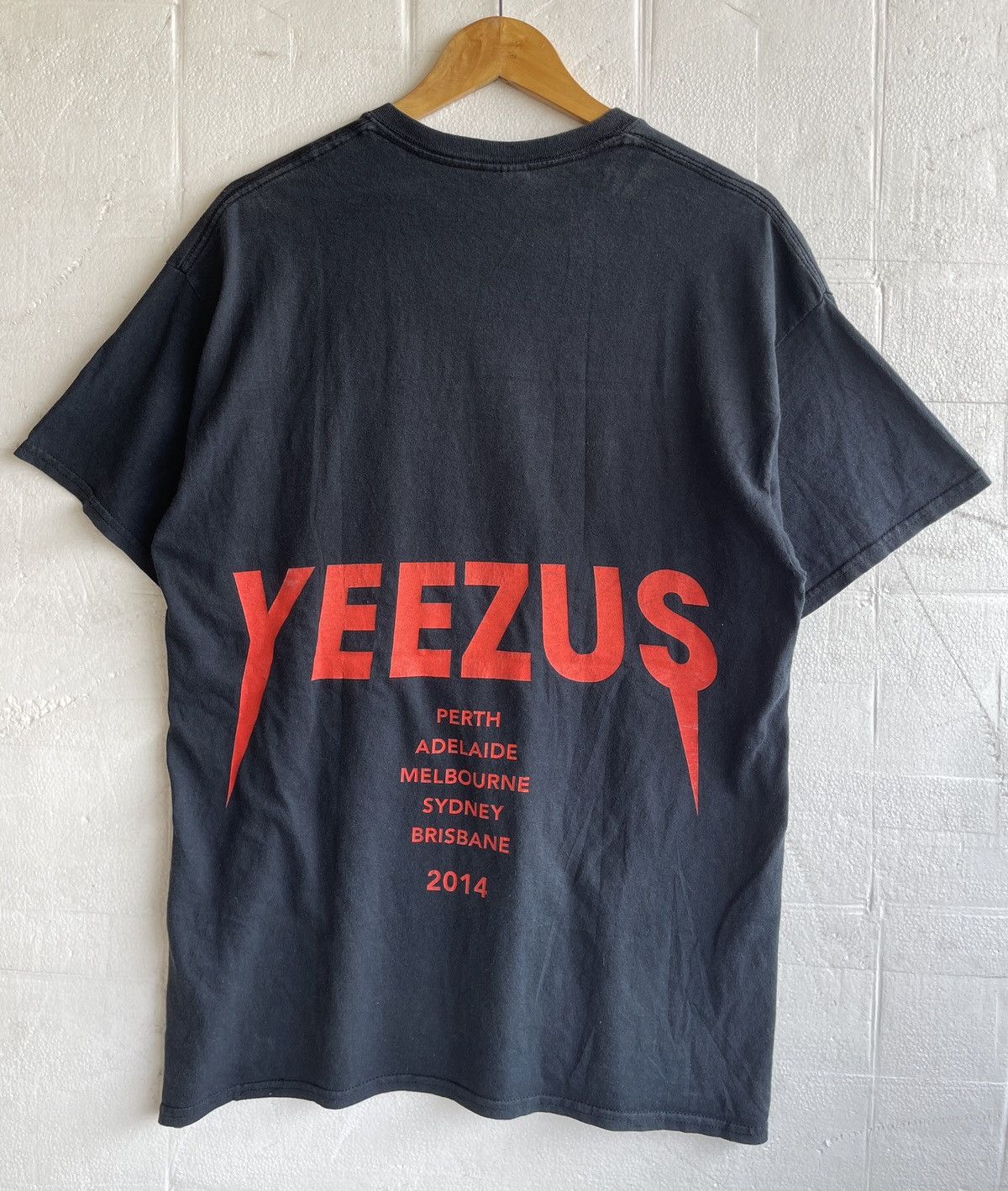 Yeezy 🔥KENYE WEST YEEZUS🔥Tour 2014 Australia Skull Roses Tshirt Size US L / EU 52-54 / 3 - 3 Thumbnail