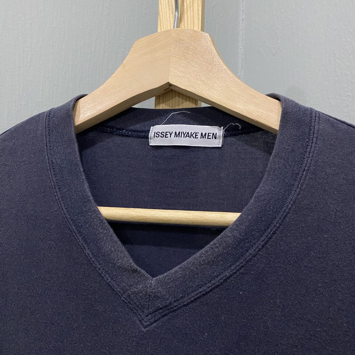 Issey Miyake Vintage Issey Miyake Men Navy Blue V-Neck T-Shirt Size US M / EU 48-50 / 2 - 5 Thumbnail