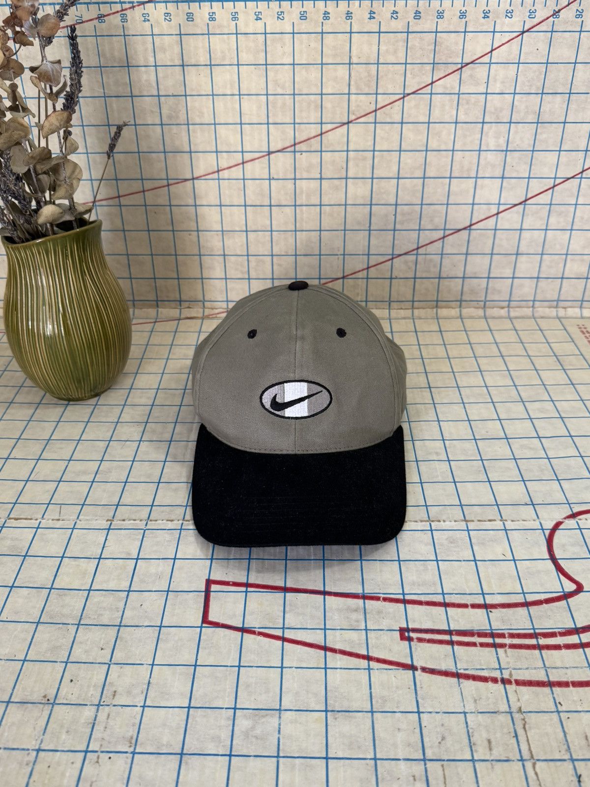Nike Vintage 90’s White Tag Nike Beige and Black Snap Back Hat Size ONE SIZE - 2 Thumbnail