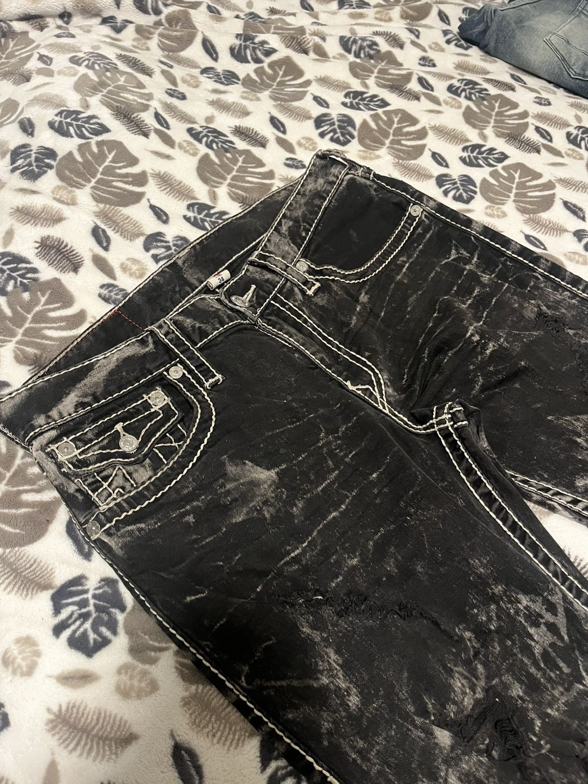 True Religion True religion Early 2010s bleached/washed ripped style Size US 34 / EU 50 - 1 Thumbnail