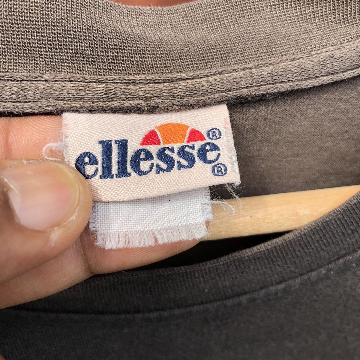 Vintage Vintage 90s Thrashed Faded ellesse Tshirt Size US M / EU 48-50 / 2 - 10 Thumbnail