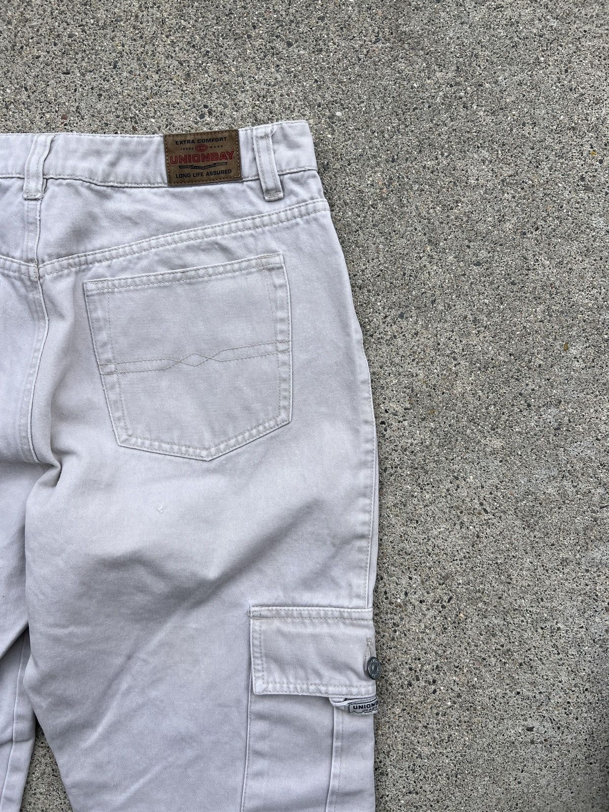 UNIONBAY × Vintage Y2K Union Bay Light Grey Low Rise Flare Cargo Pants Size 5 Size 27" / US 4 / IT 40 - 4 Thumbnail