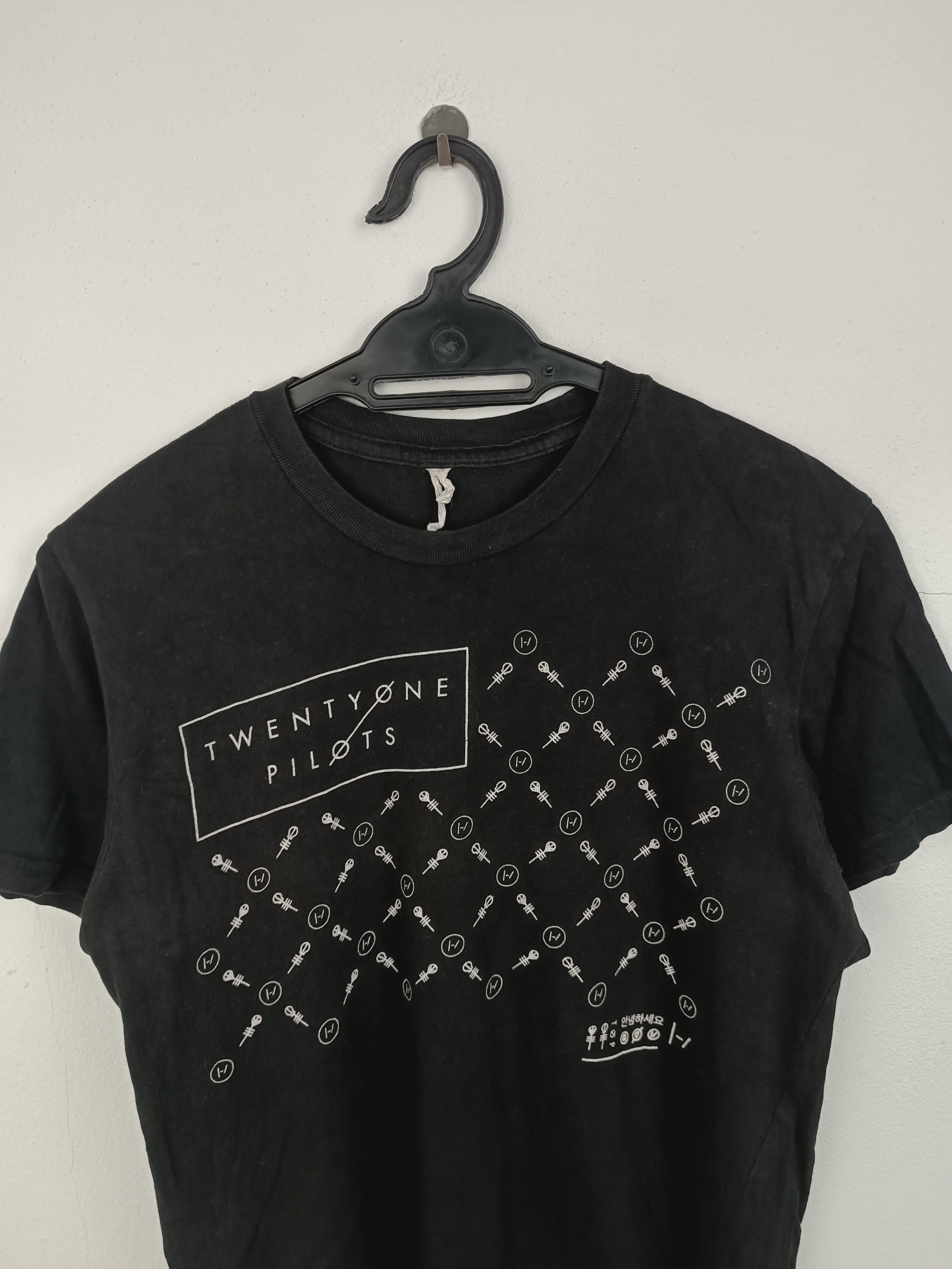 Band Tees VINTAGE TWENTY ONE PILOTS 21 TEE rock band rap linkin park Size US S / EU 44-46 / 1 - 9 Thumbnail