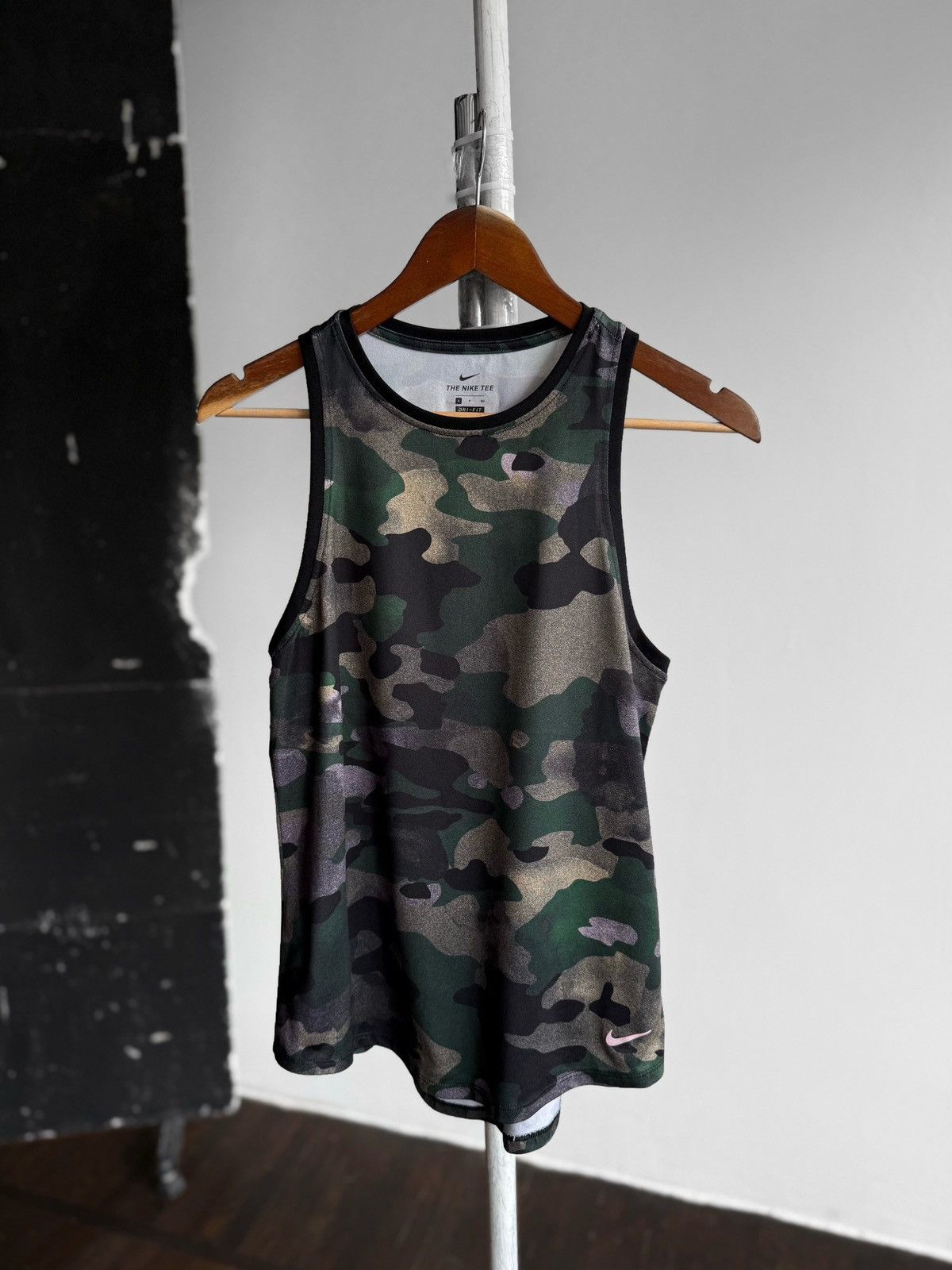 Nike Nike Camo Pink Swoosh Tank Top Sleeveless Lightweight Size S / US 4 / IT 40 - 1 Thumbnail