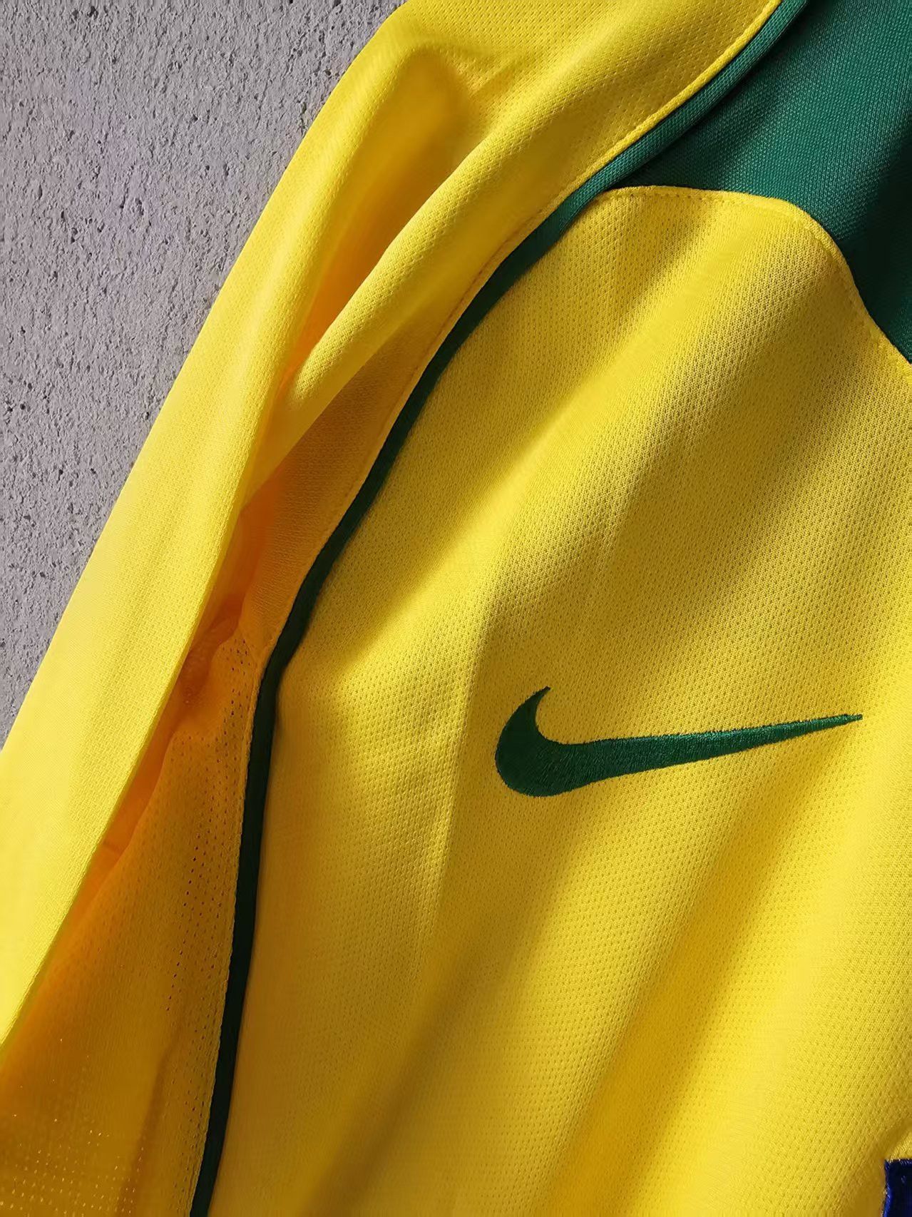 Nike 2004 Brazil #10 Ronaldinho Jersey Size US S / EU 44-46 / 1 - 3 Thumbnail